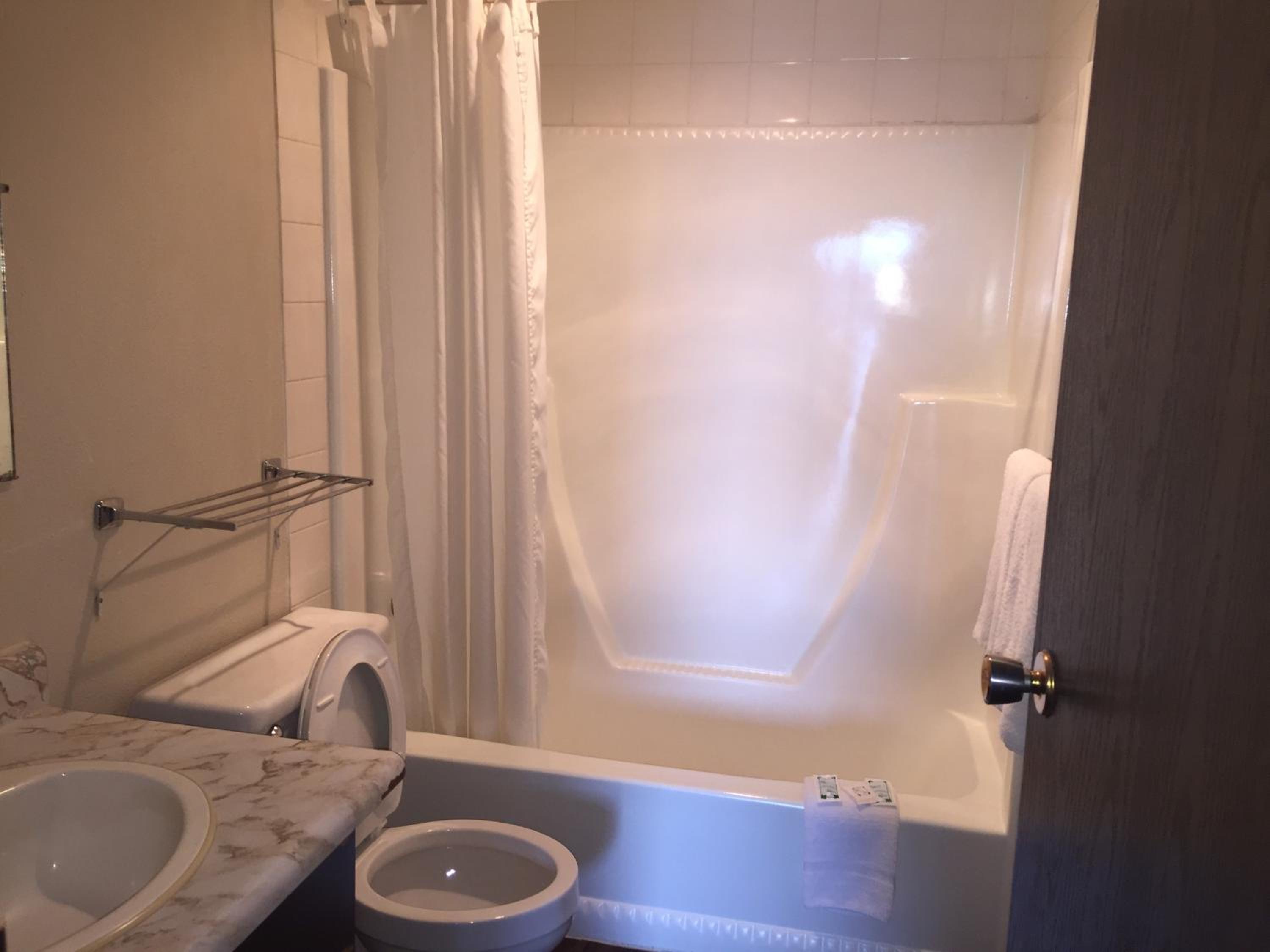 Red Deer Inn & Suites