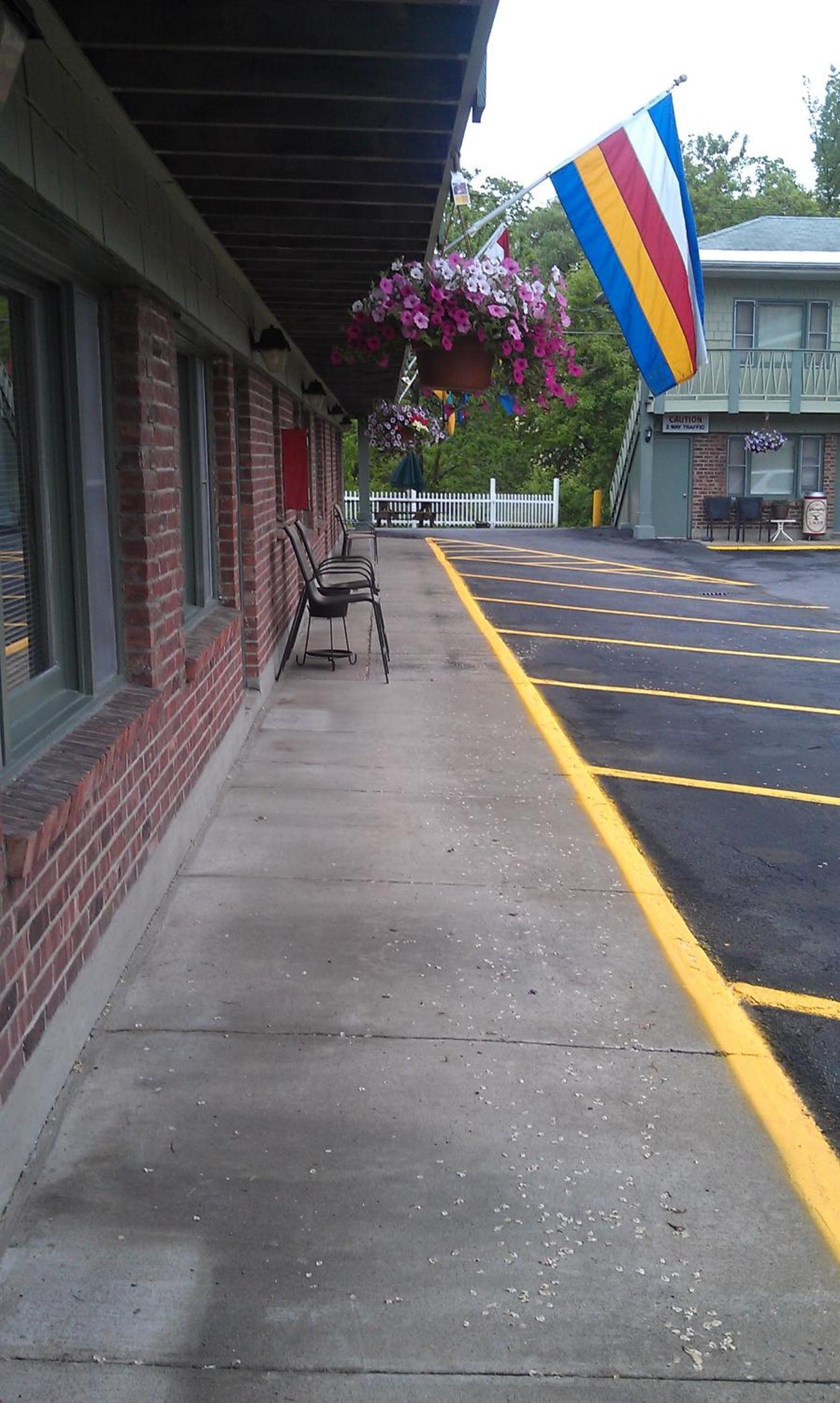 Community Court Motel view 4