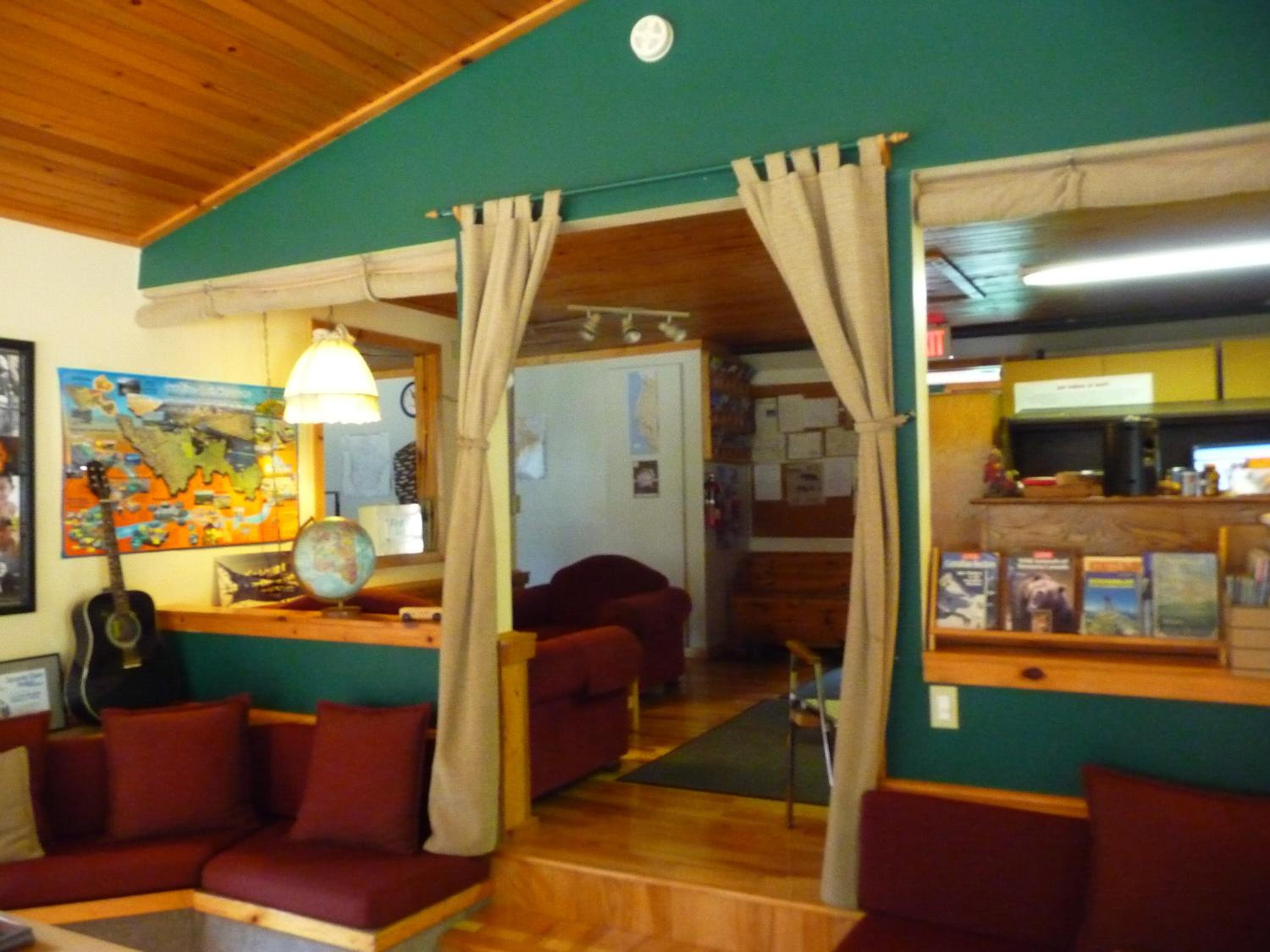 HI Castle Mountain - Hostel