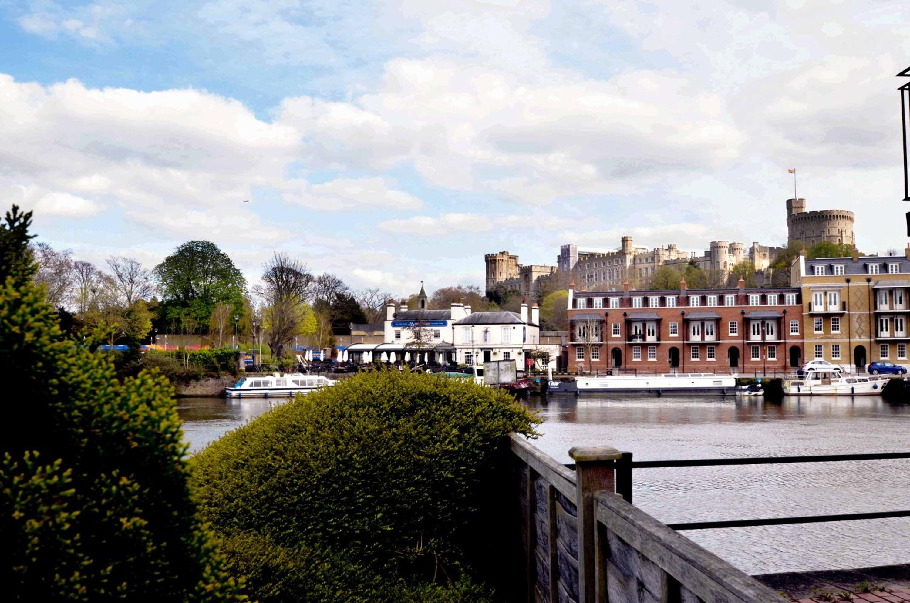 STABLE HOUSE - Eton WINDSOR view 4