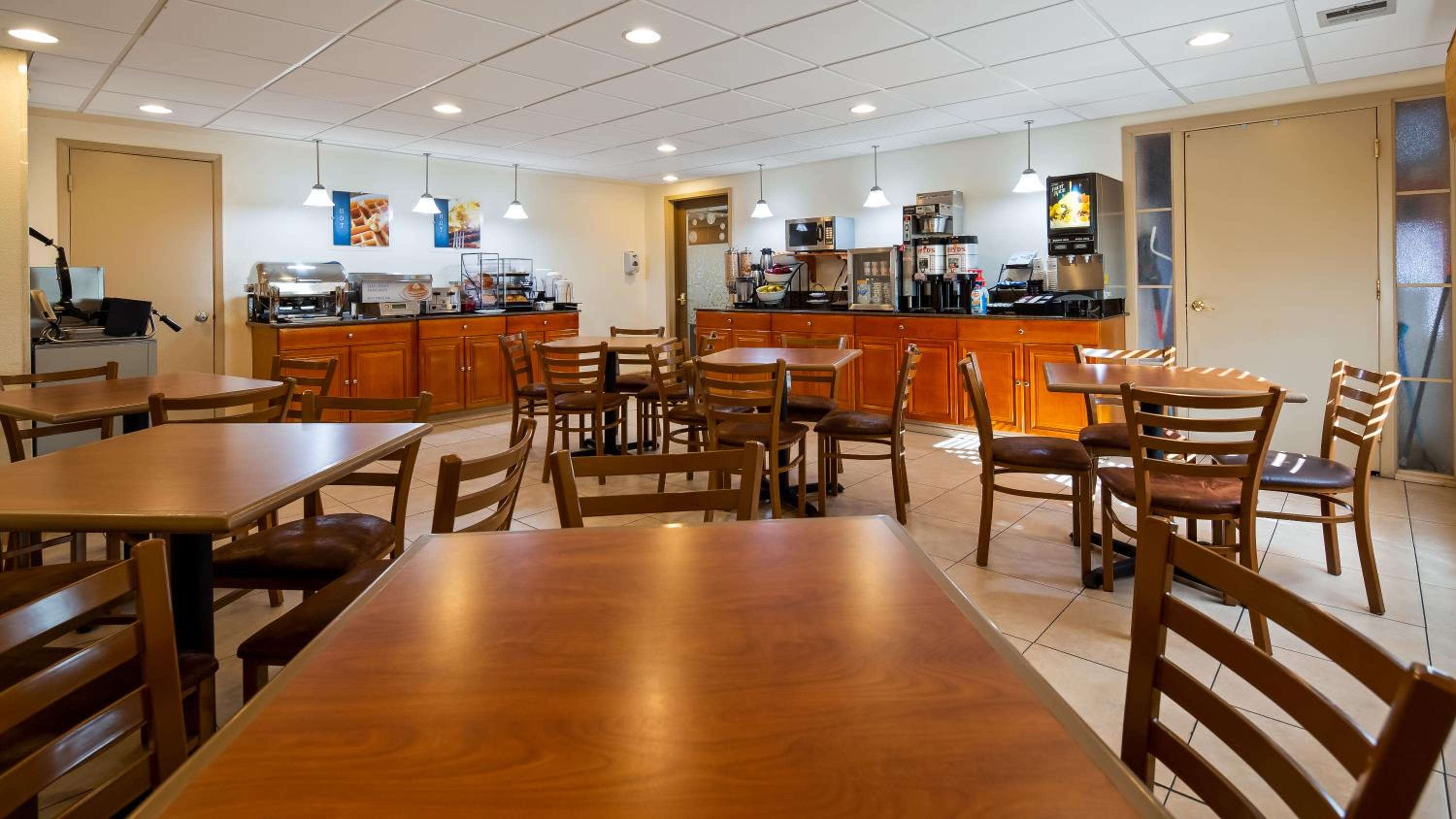 Ontario Vacations - Best Western Inn  Suites - Property Image 4