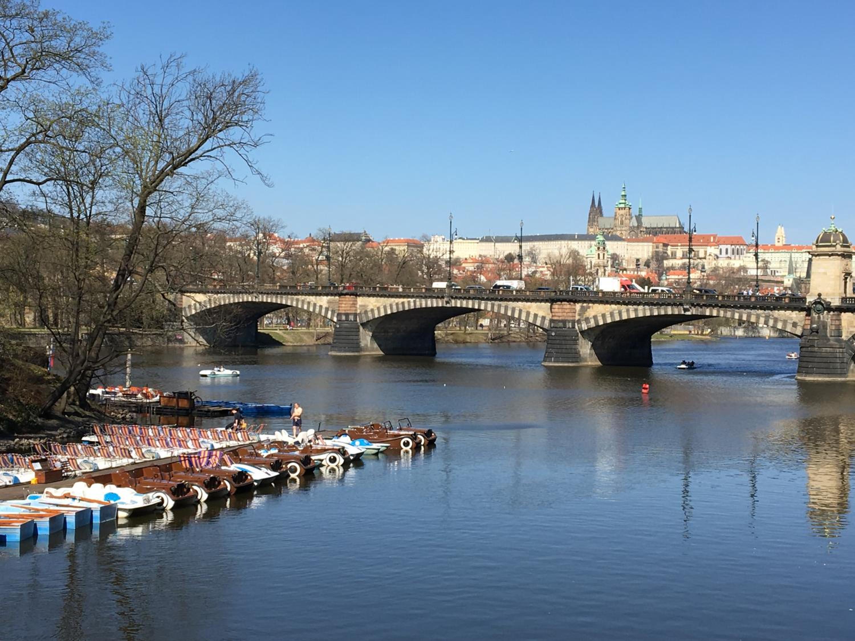 The Dancing House Residence, Two Bedroom Apartment with Balcony near river!