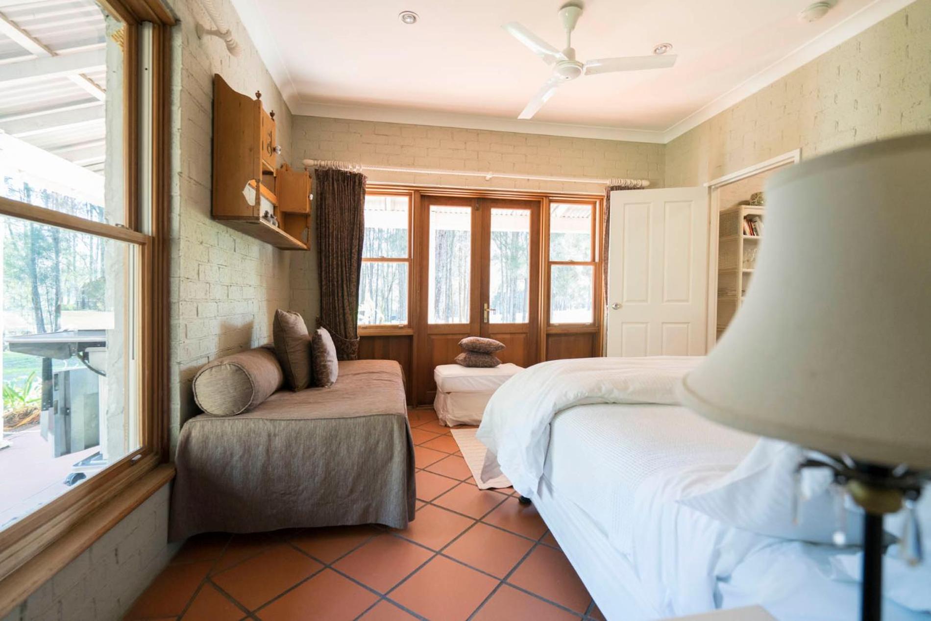 Thistle Hill Guesthouse - walk to many wineries and restaurants