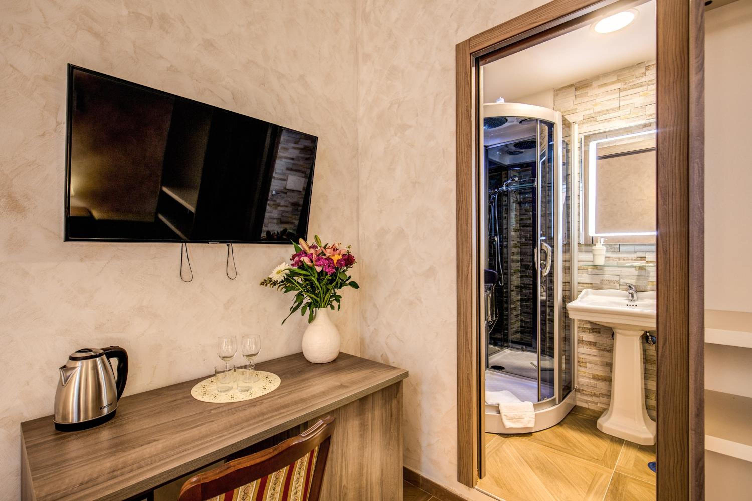 AMICI GUESTHOUSE