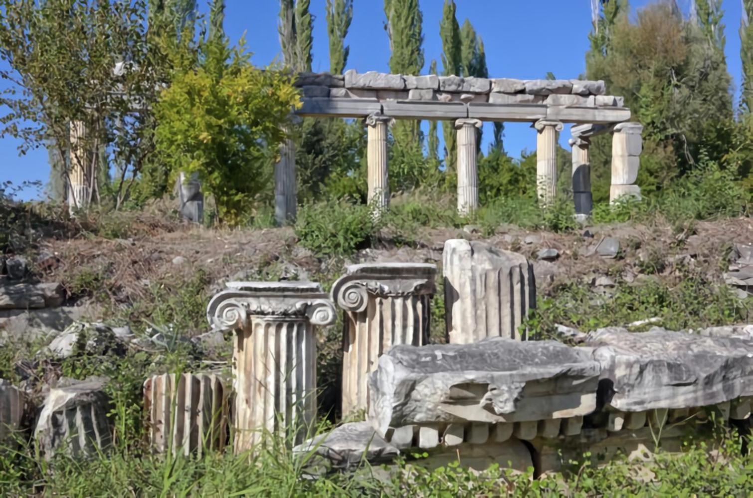 By the Acropolis, In the heart of Plaka!