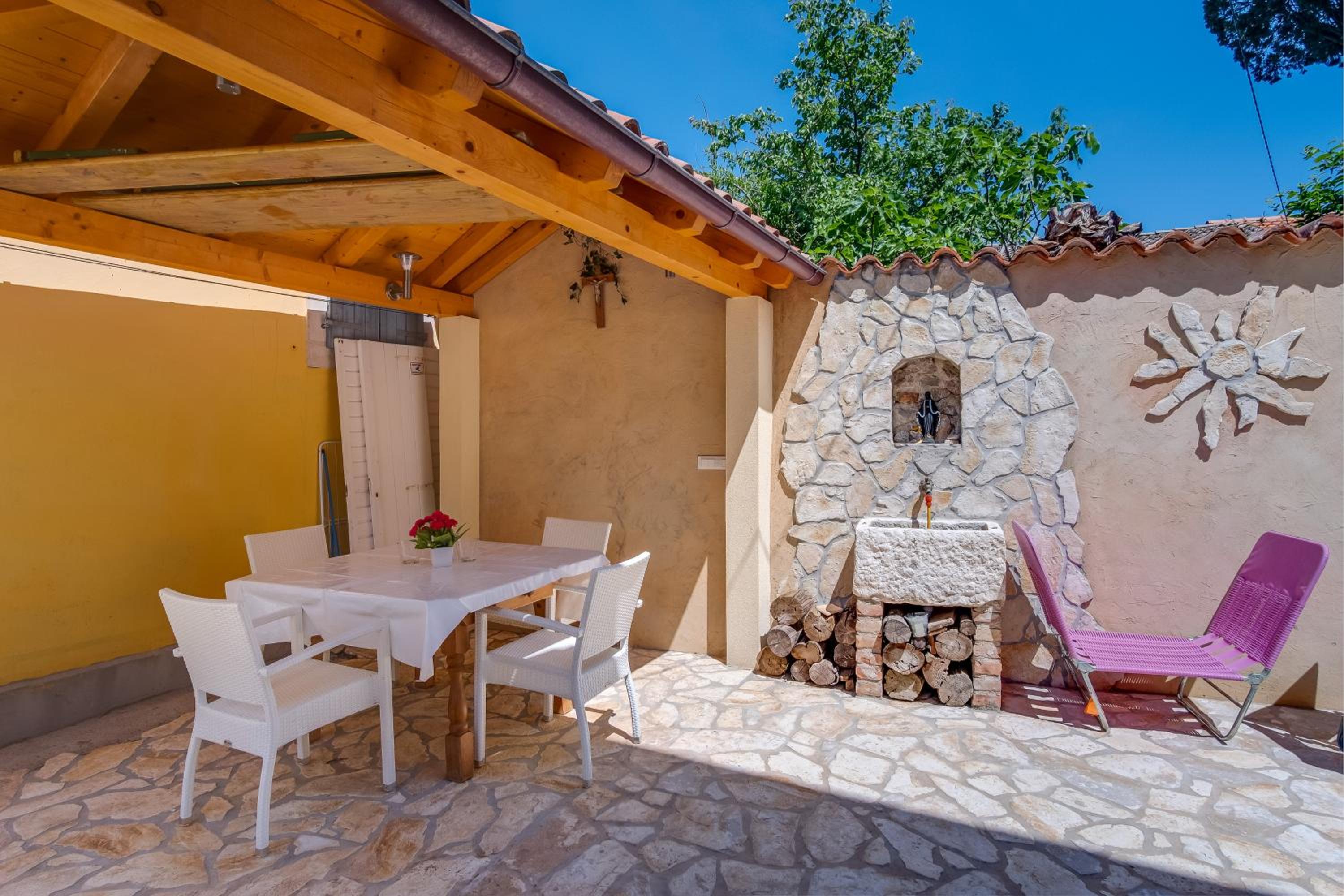 Mediterranes Ferienhaus m. Terrasse view 3