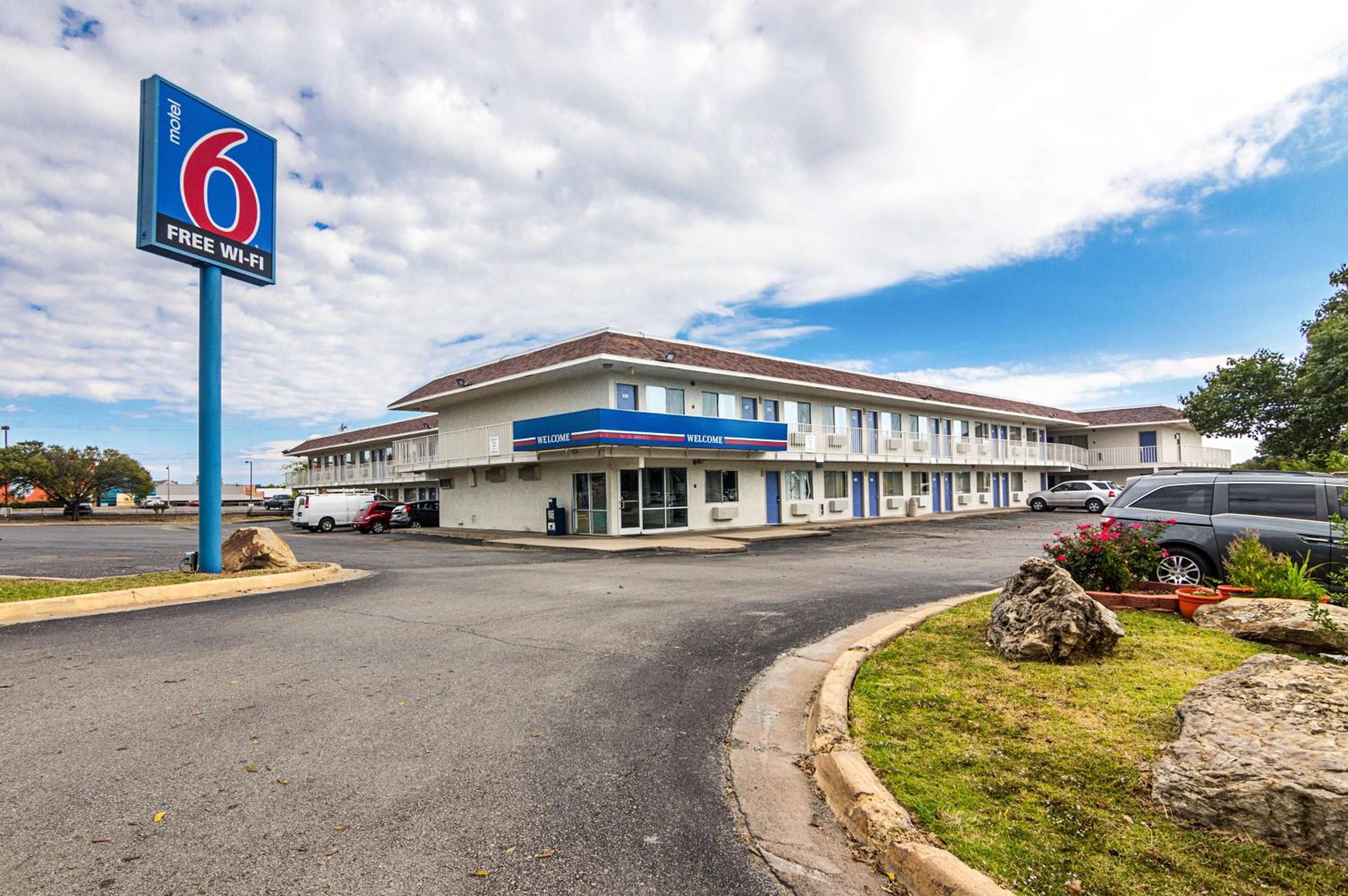 Ardmore Vacations - Motel 6-Ardmore, OK - Property Image 40