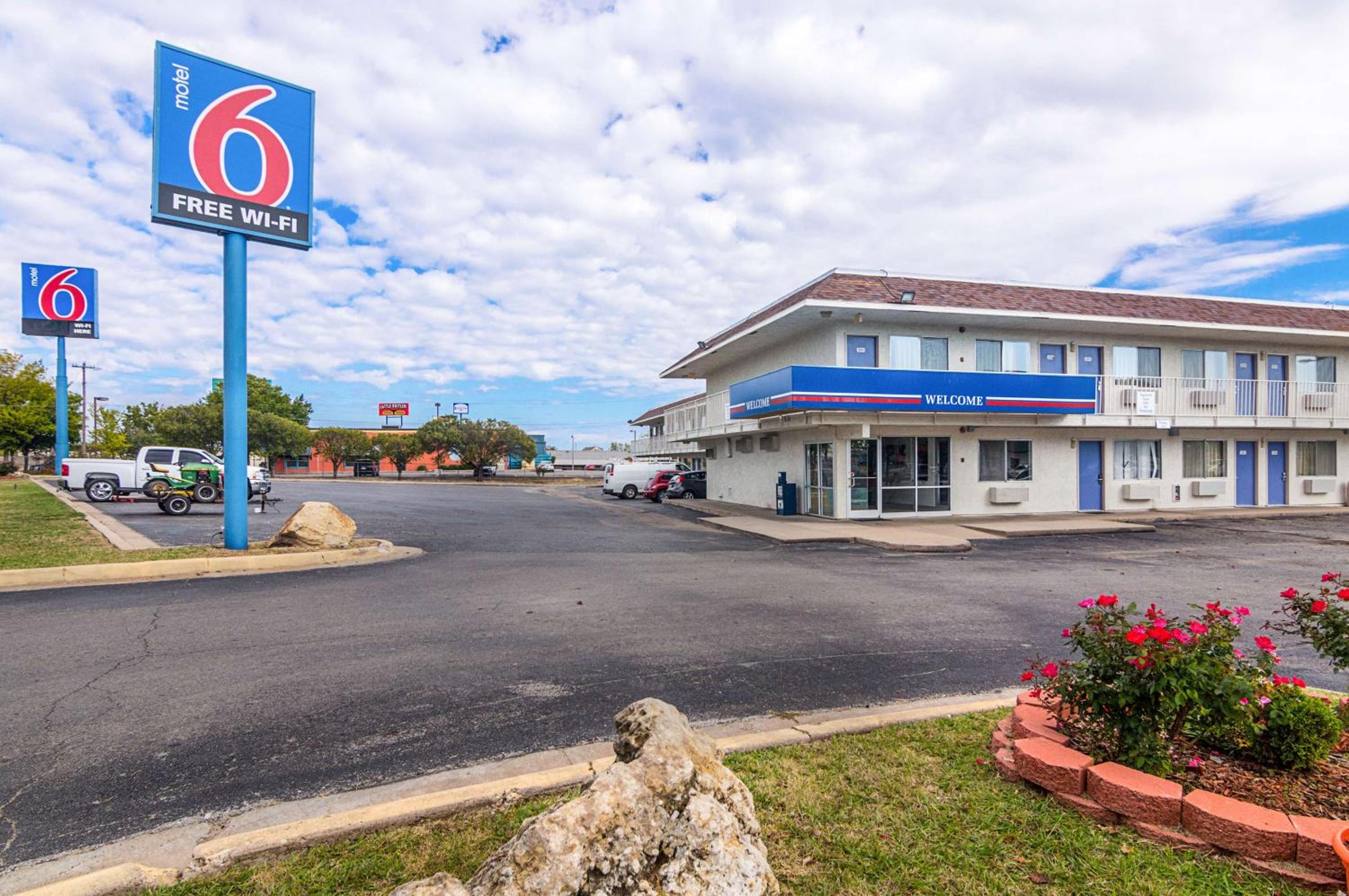 Ardmore Vacations - Motel 6-Ardmore, OK - Property Image 2