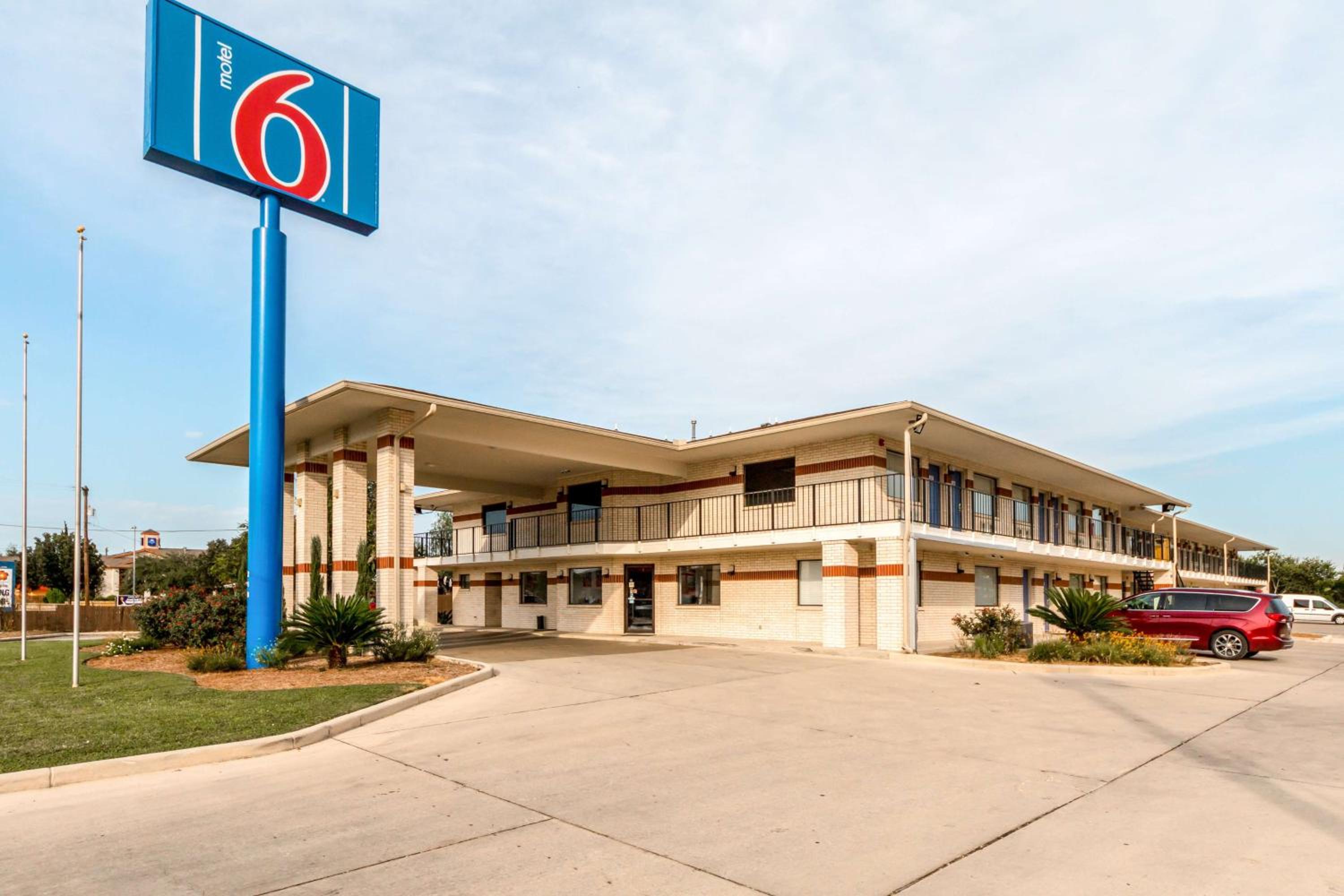 Motel 6-San Antonio, TX - South WW White Rd-0