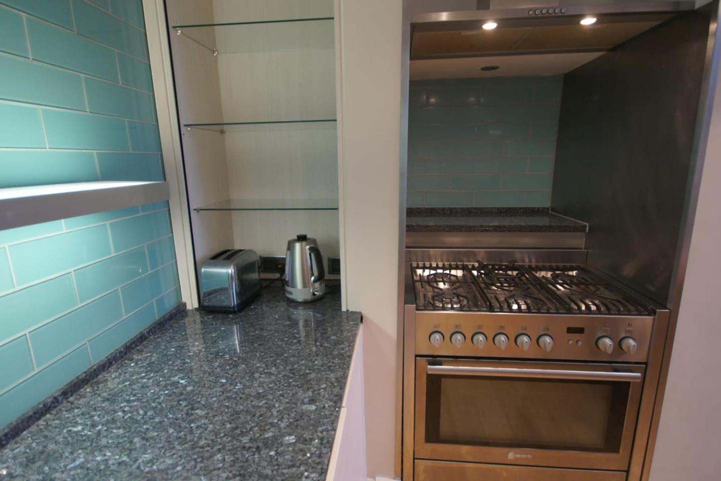 Spacious 2 bed apt next to Royal Mile & Waverley view 2