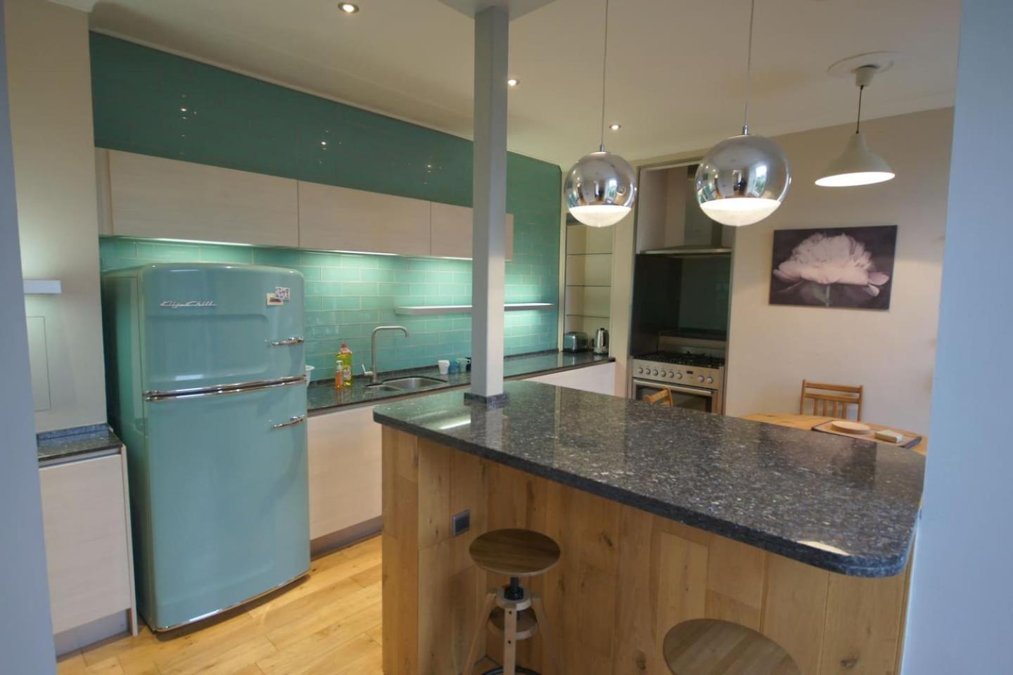 Spacious 2 bed apt next to Royal Mile & Waverley view 3
