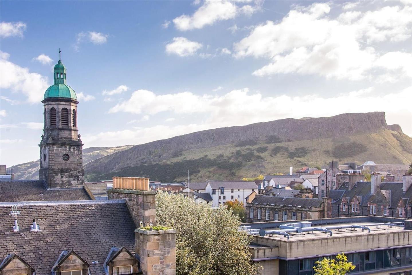 Spacious 2 bed apt next to Royal Mile & Waverley view 4