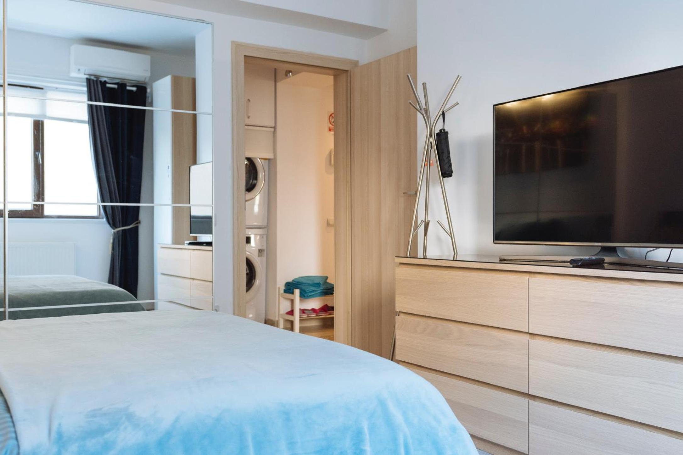 Tres Chic DOUBLE sized Apartment view 4