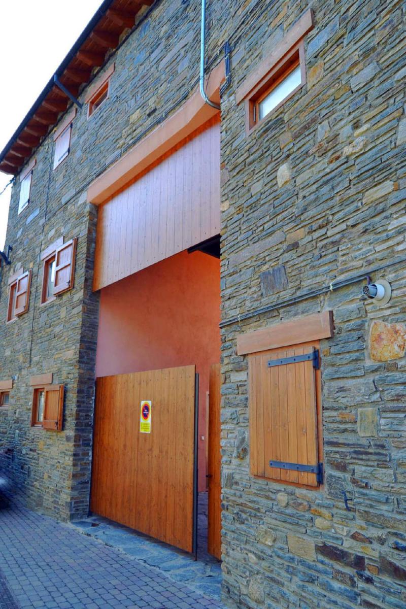 LLIVIA VII photo 5