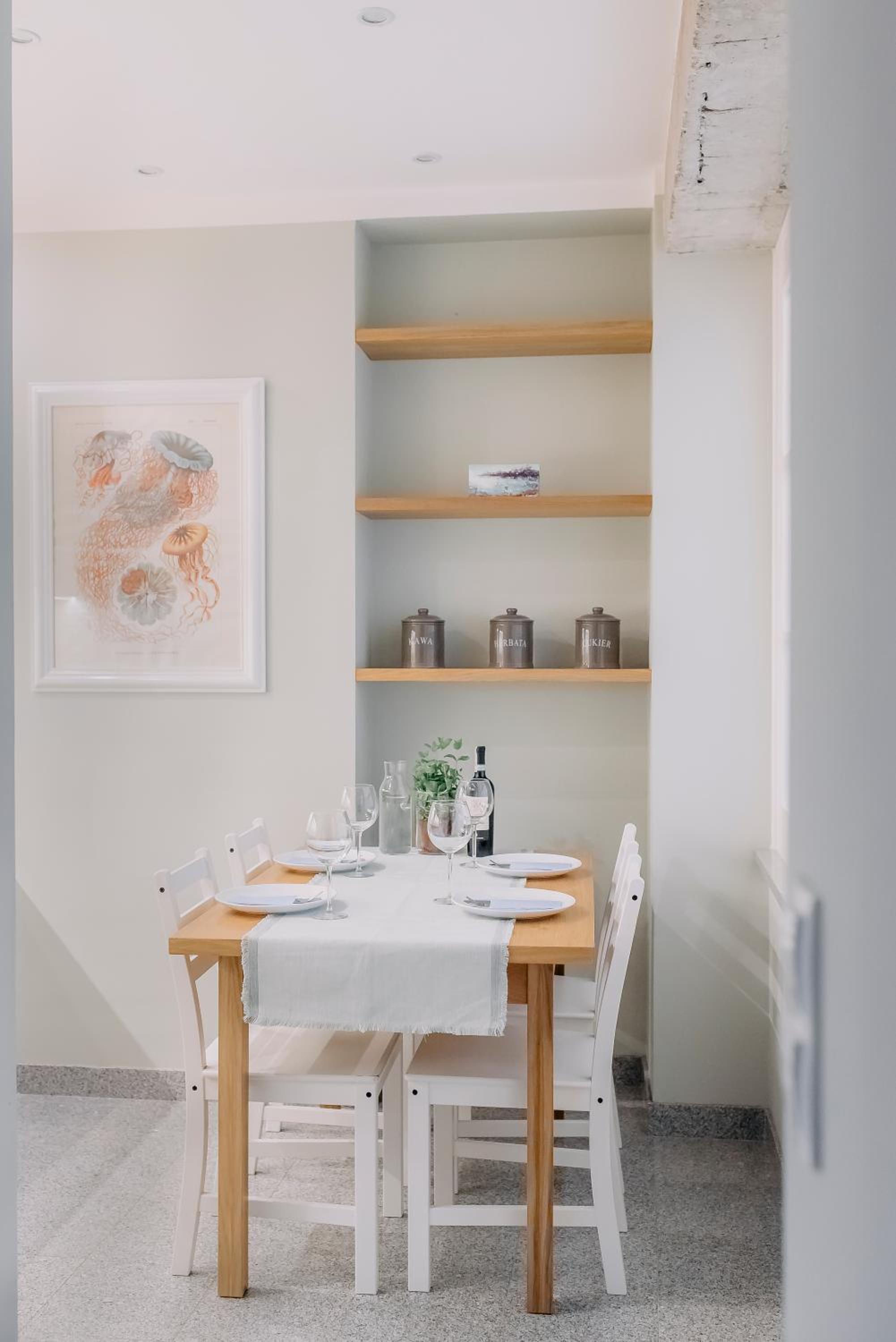 Plac Zbawiciela - 2 Rooms, 4 Beds - Sleeps 6 Comfortably view 2