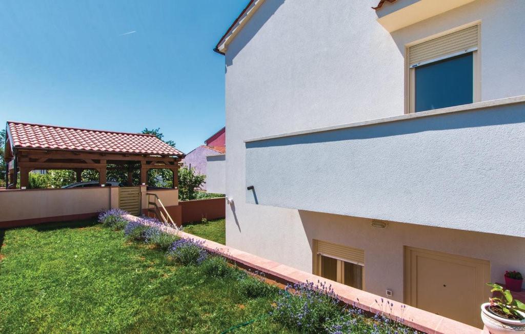Garden apartment with terrace and grill view 4