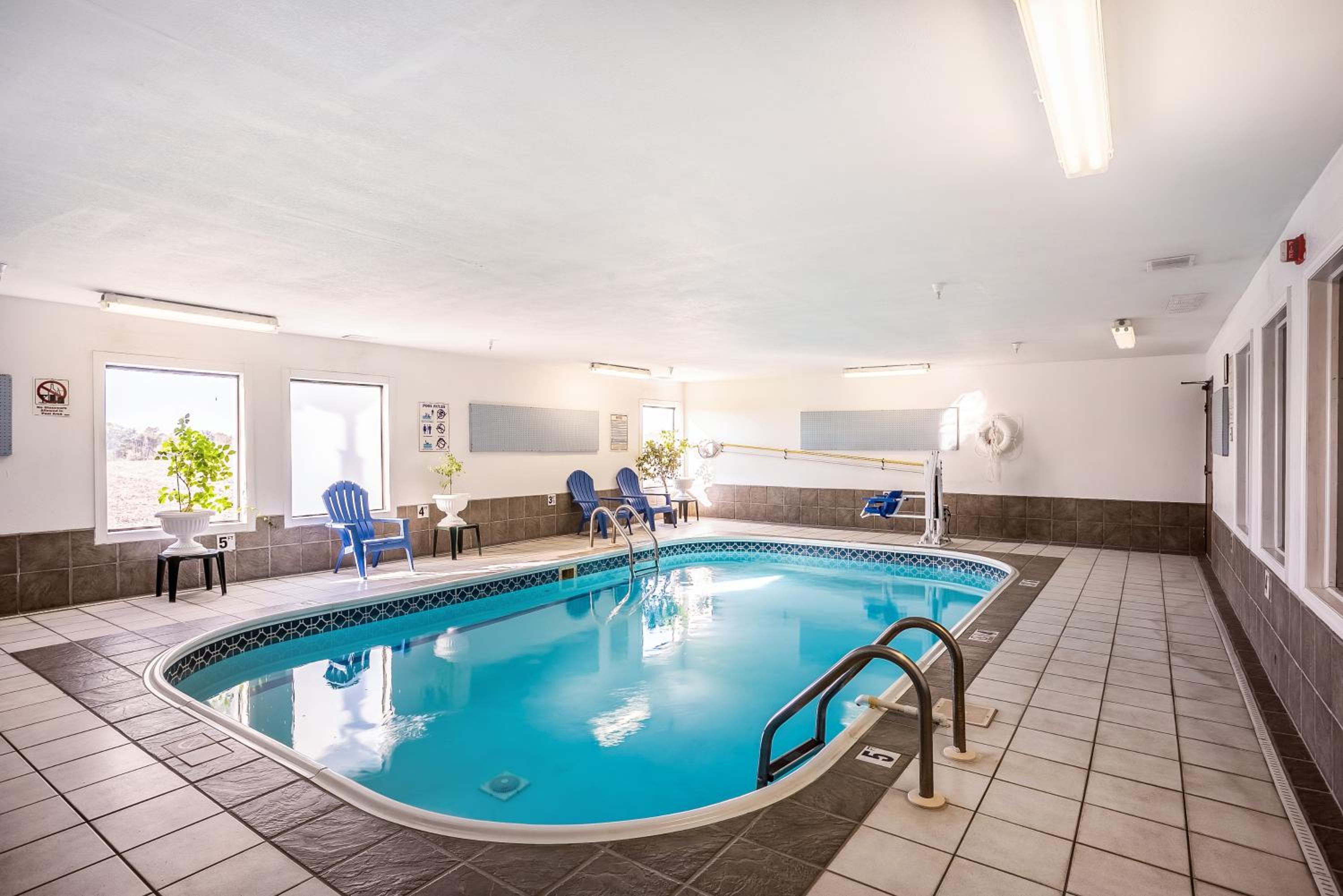 Galesburg Vacations - Super 8 by Wyndham Galesburg - Property Image 3