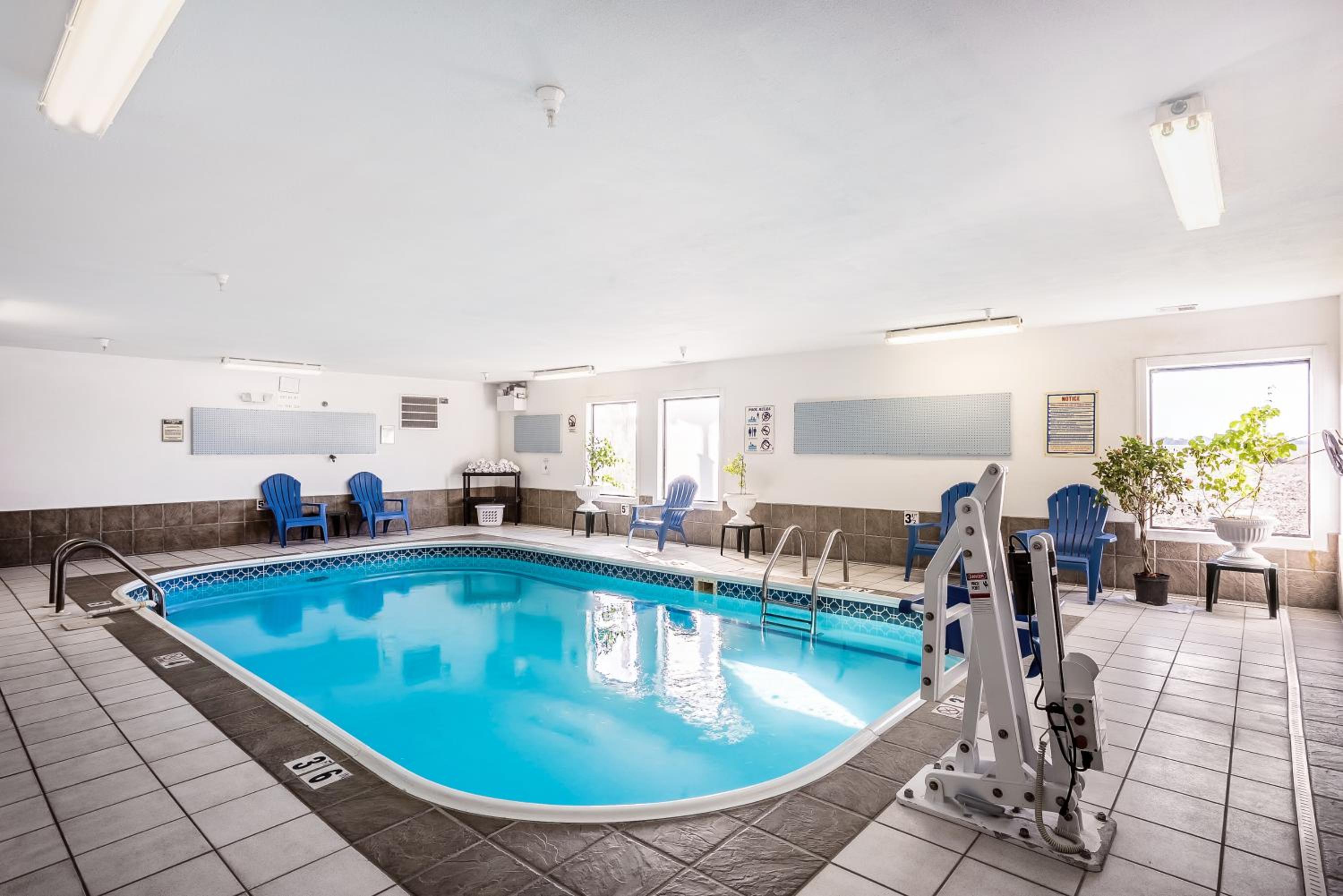 Galesburg Vacations - Super 8 by Wyndham Galesburg - Property Image 2