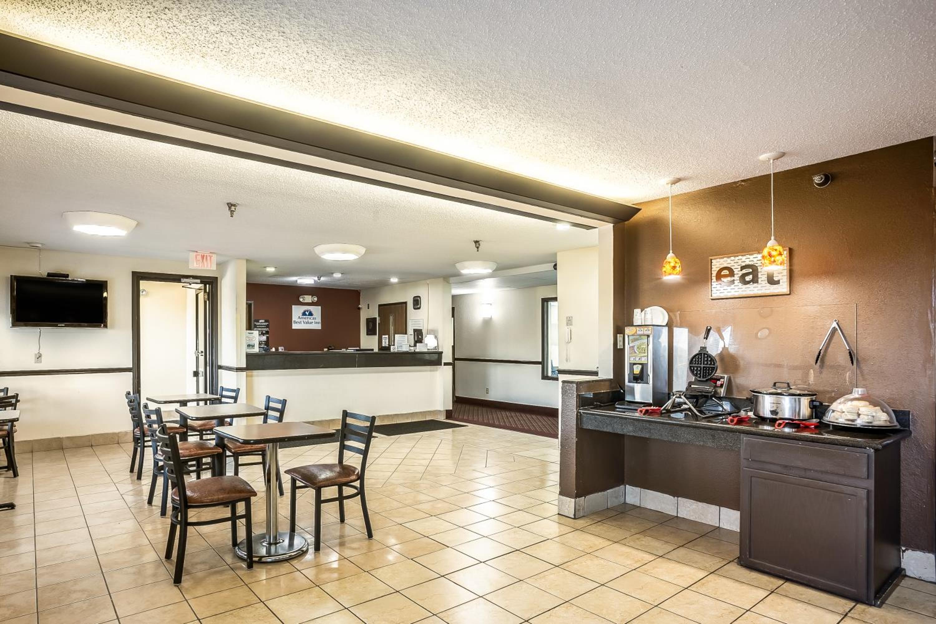 Galesburg Vacations - Super 8 by Wyndham Galesburg - Property Image 5