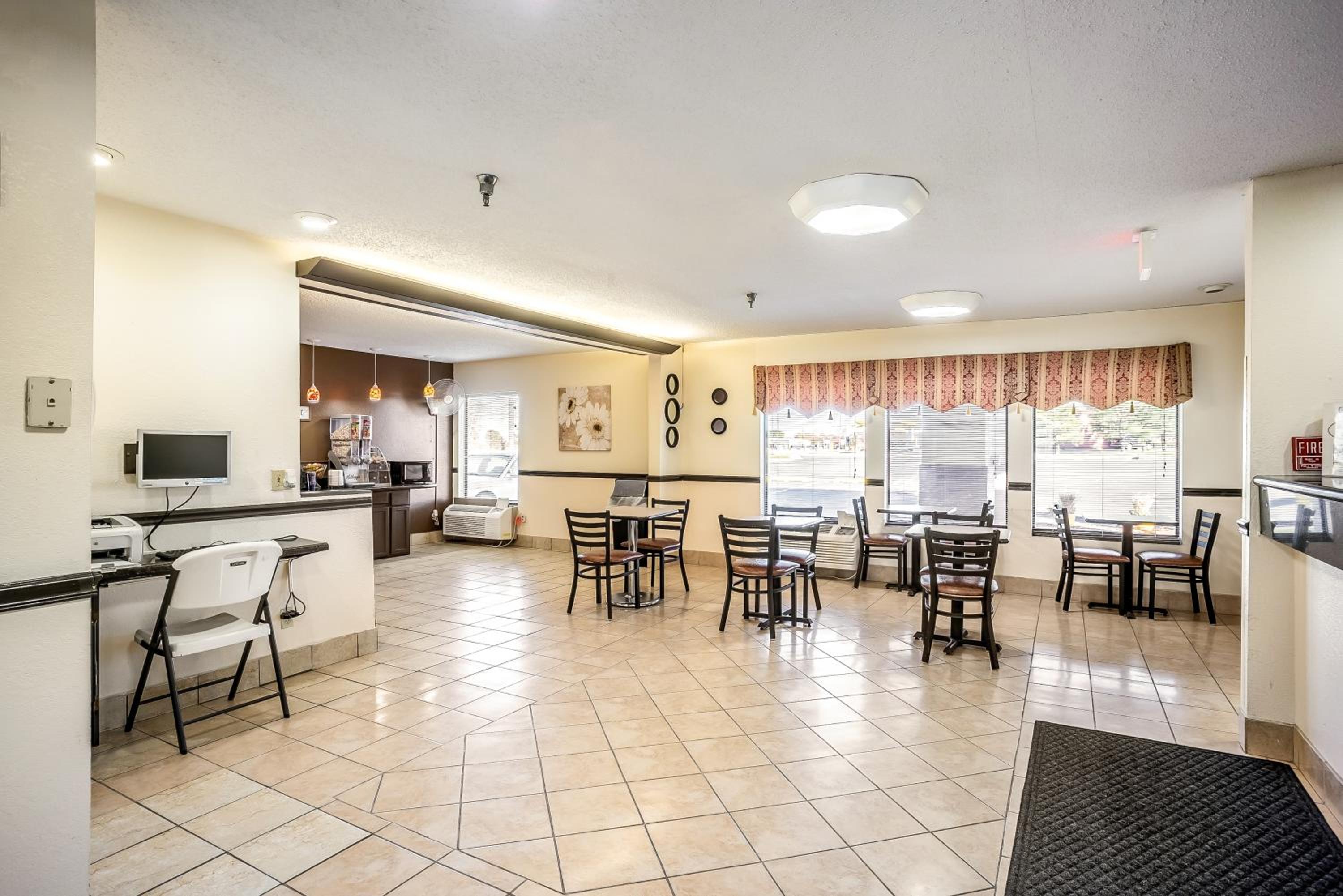 Galesburg Vacations - Super 8 by Wyndham Galesburg - Property Image 21