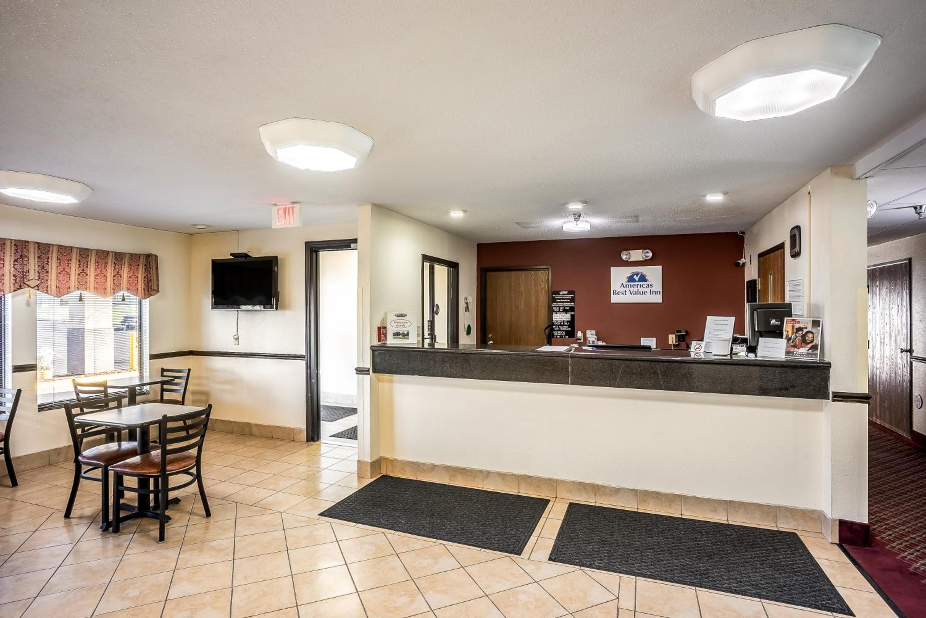 Galesburg Vacations - Super 8 by Wyndham Galesburg - Property Image 4