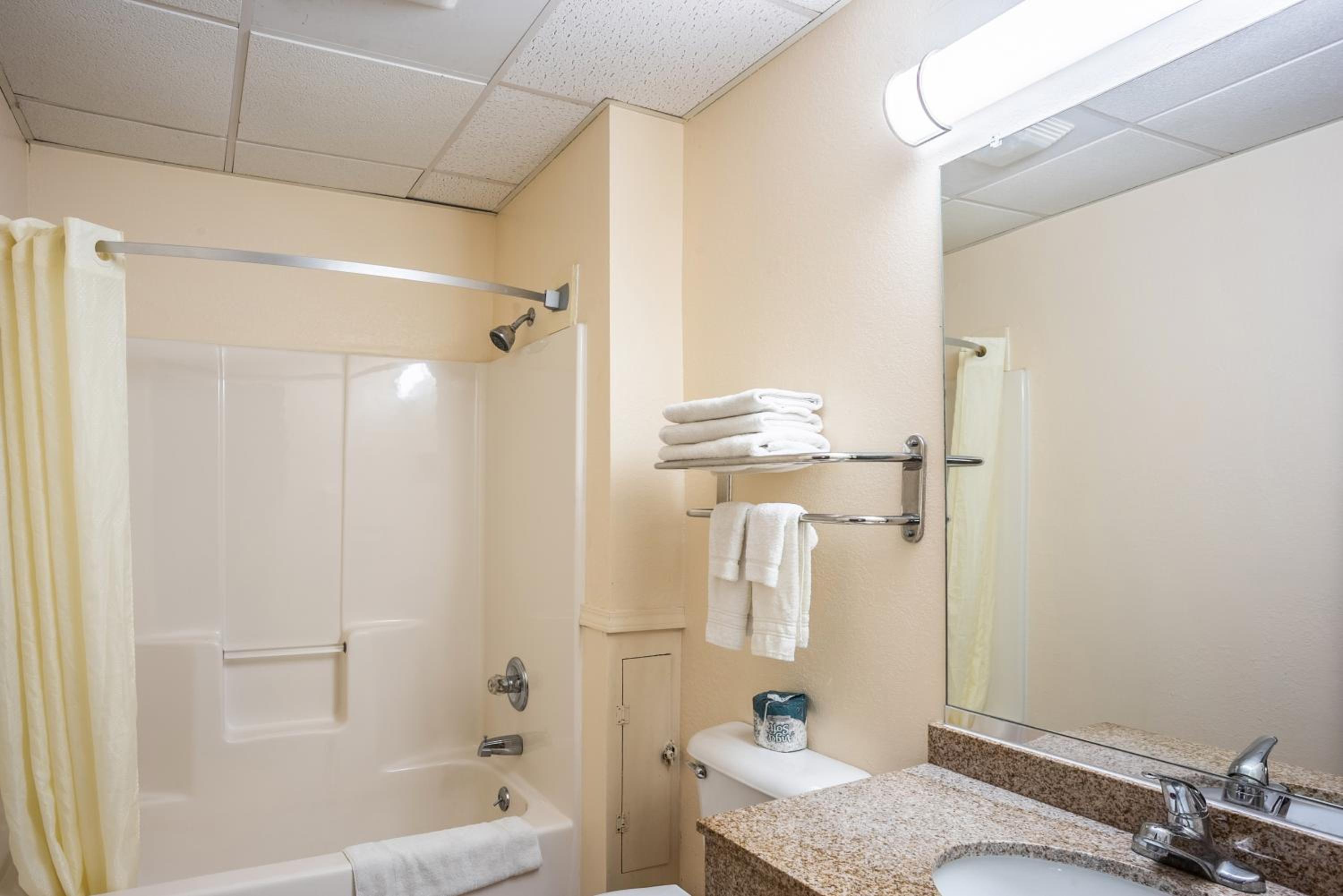 Galesburg Vacations - Super 8 by Wyndham Galesburg - Property Image 9