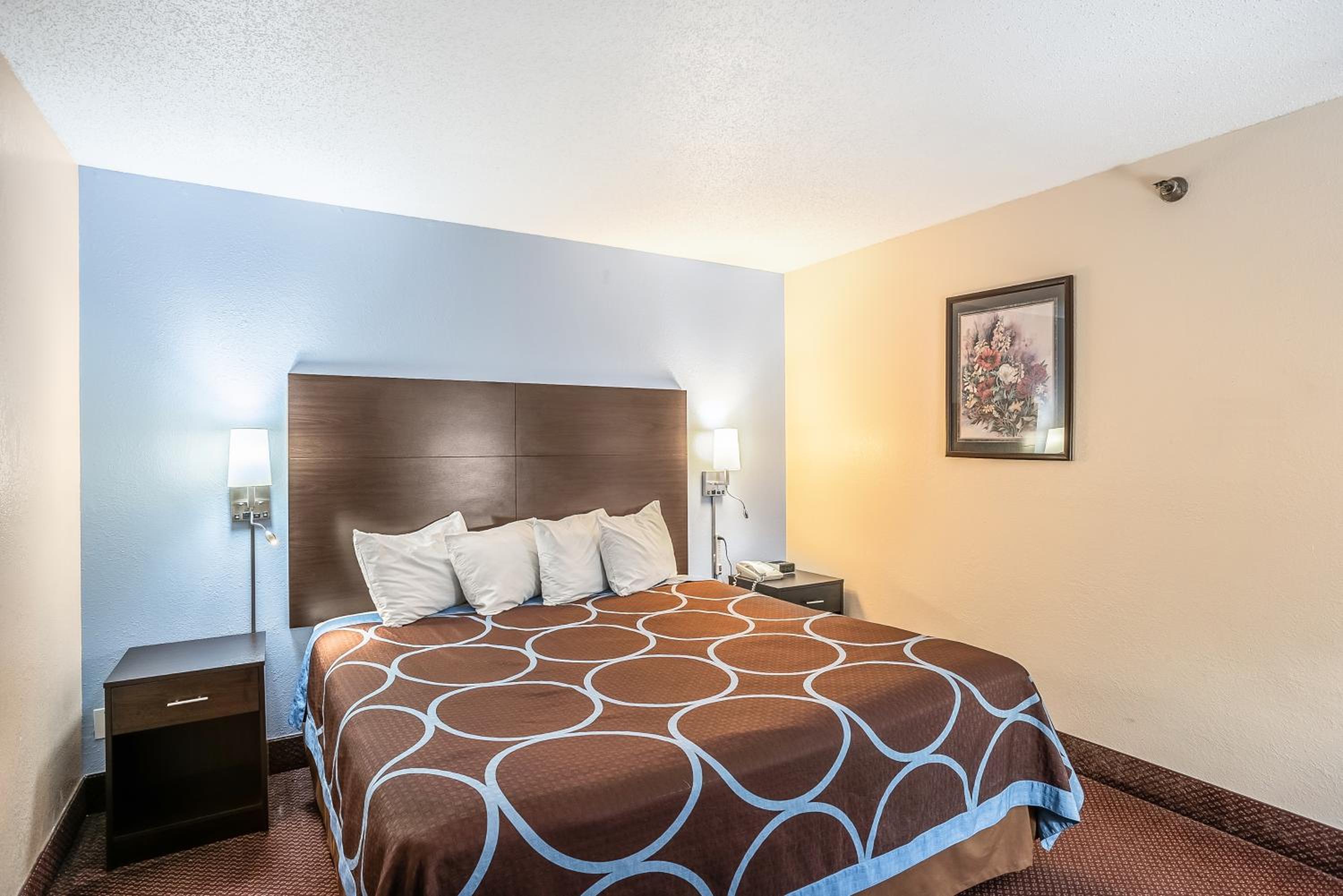 Galesburg Vacations - Super 8 by Wyndham Galesburg - Property Image 1