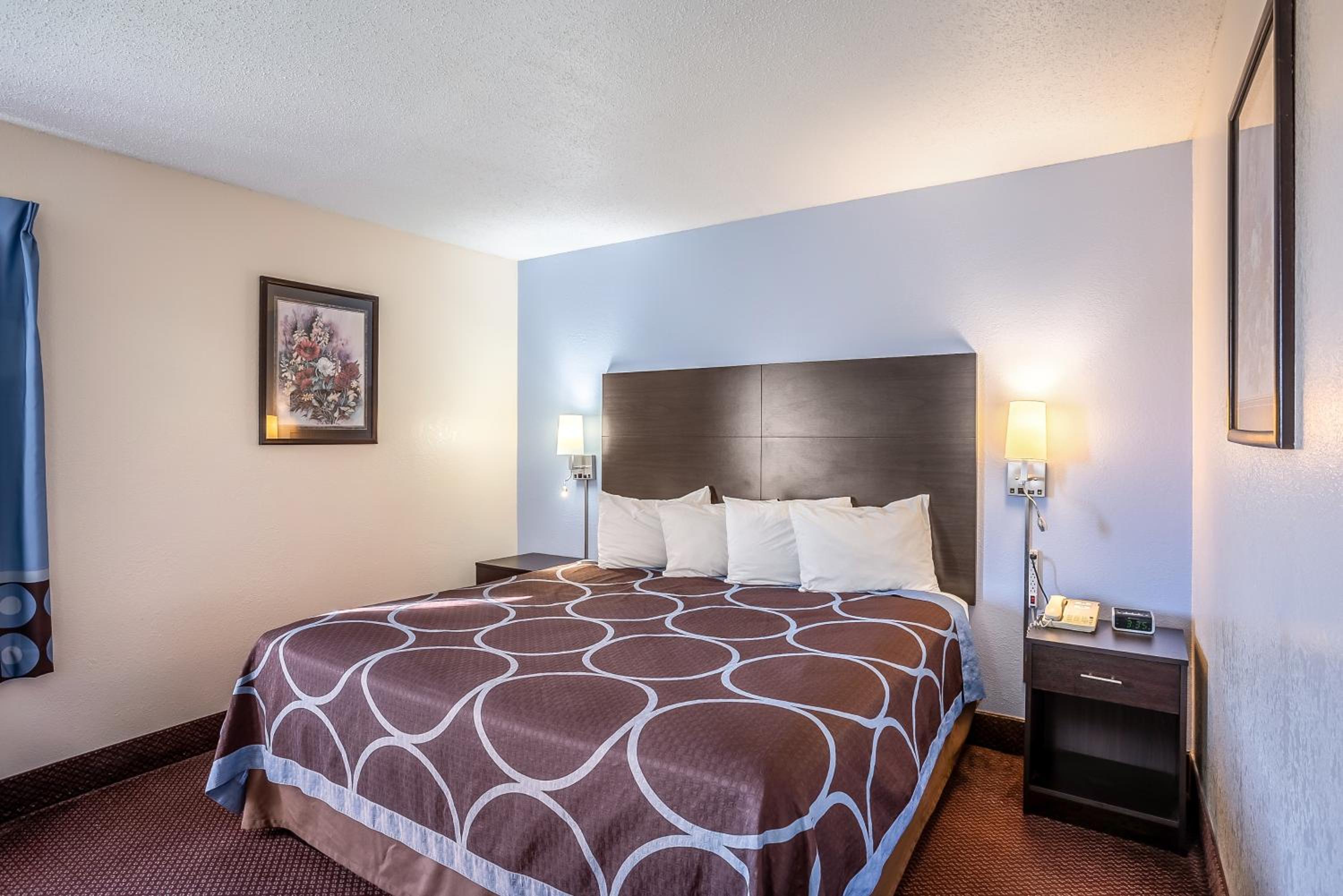Galesburg Vacations - Super 8 by Wyndham Galesburg - Property Image 16