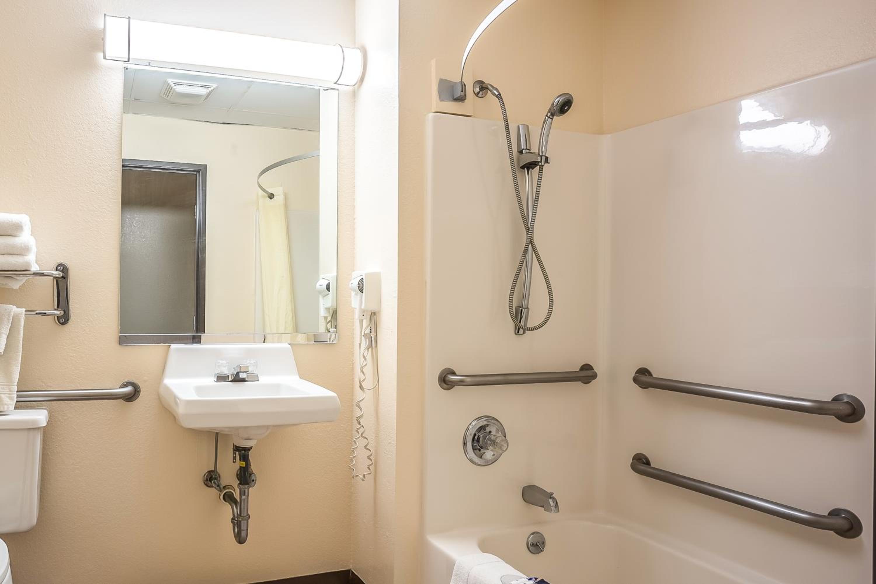 Galesburg Vacations - Super 8 by Wyndham Galesburg - Property Image 8