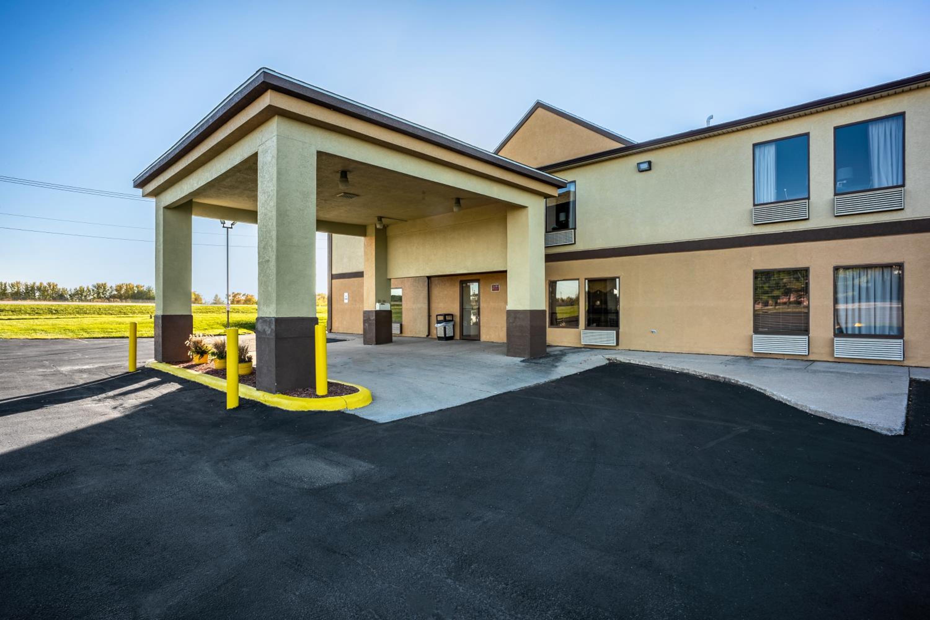 Galesburg Vacations - Super 8 by Wyndham Galesburg - Property Image 1