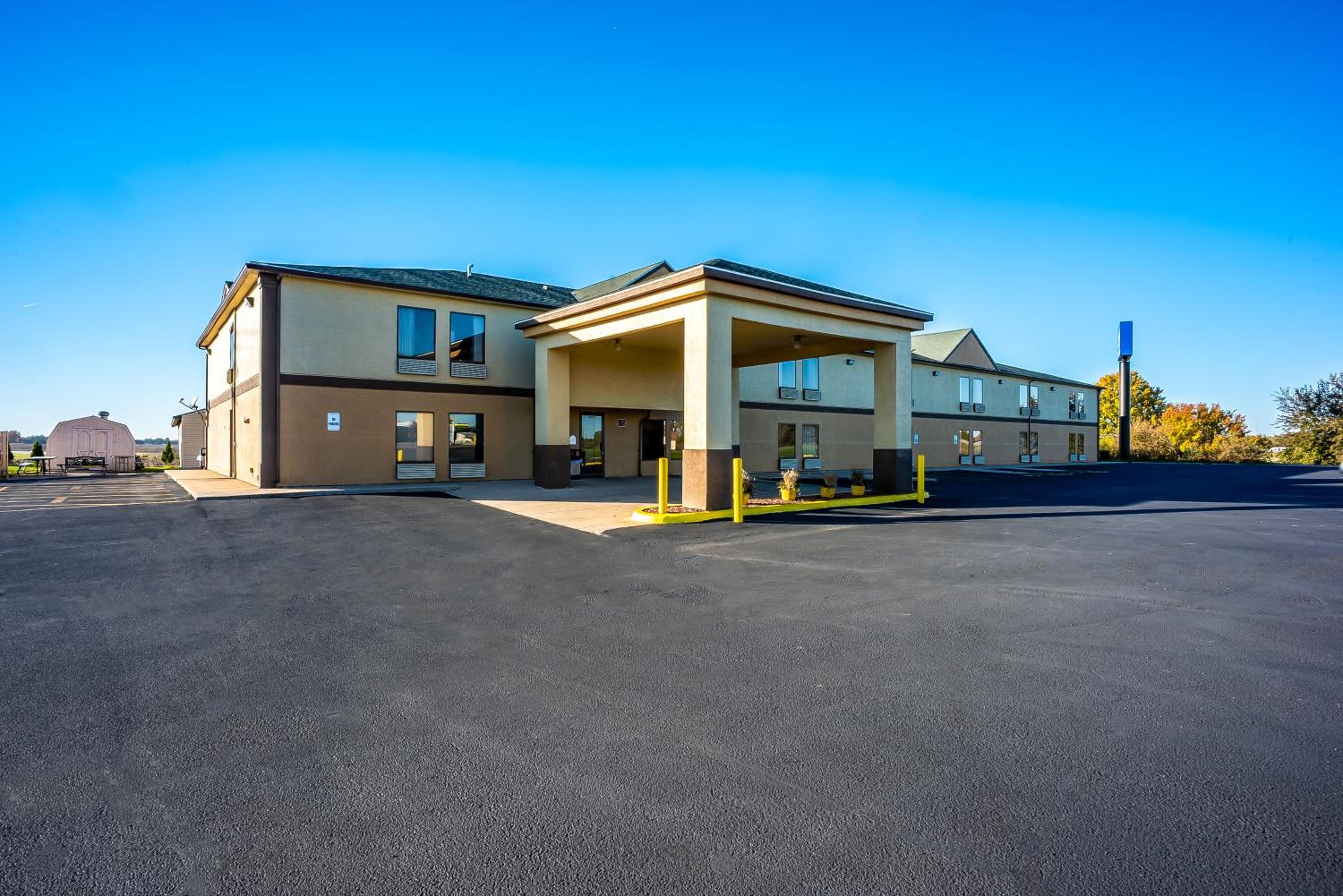 Galesburg Vacations - Super 8 by Wyndham Galesburg - Property Image 3