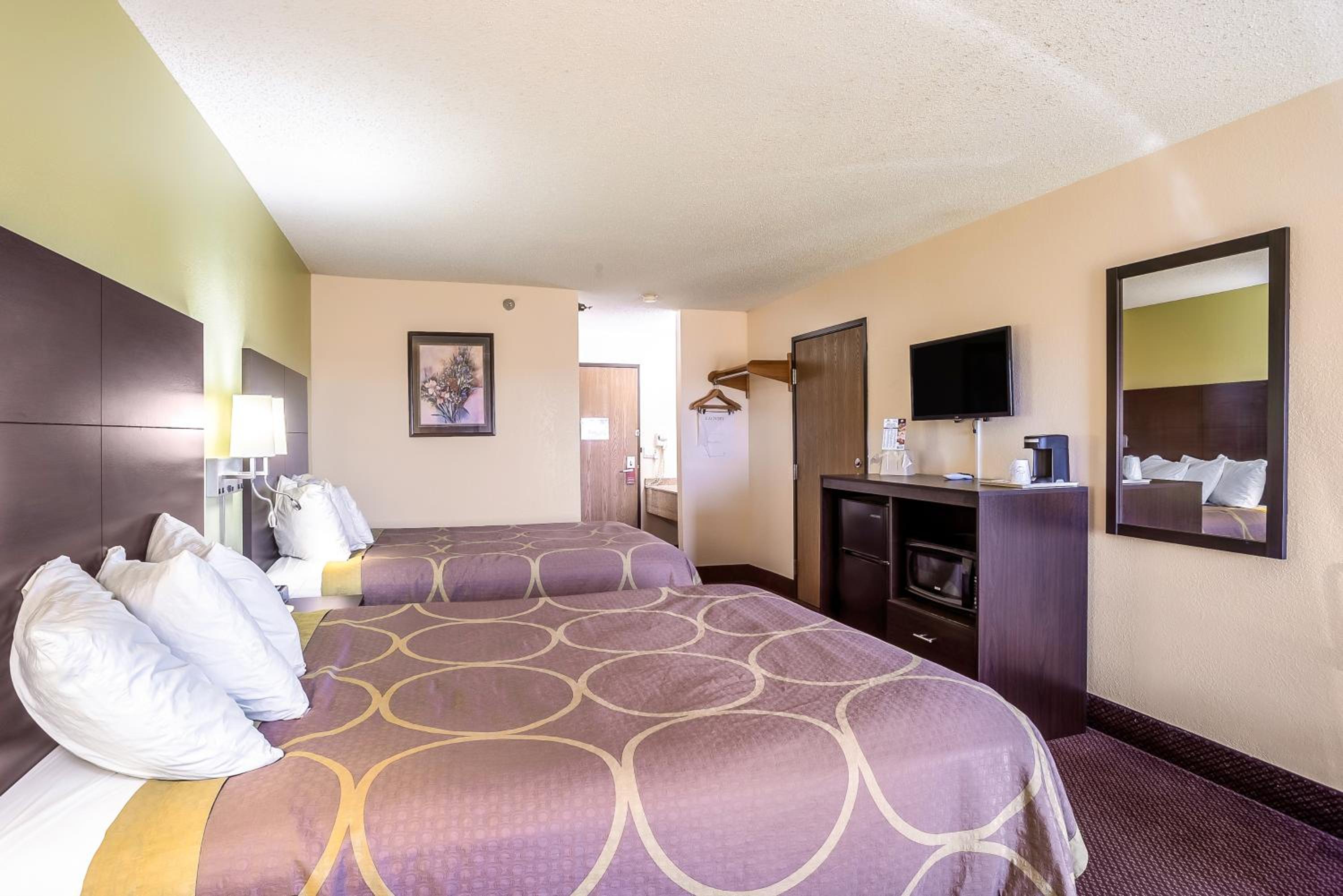 Galesburg Vacations - Super 8 by Wyndham Galesburg - Property Image 11