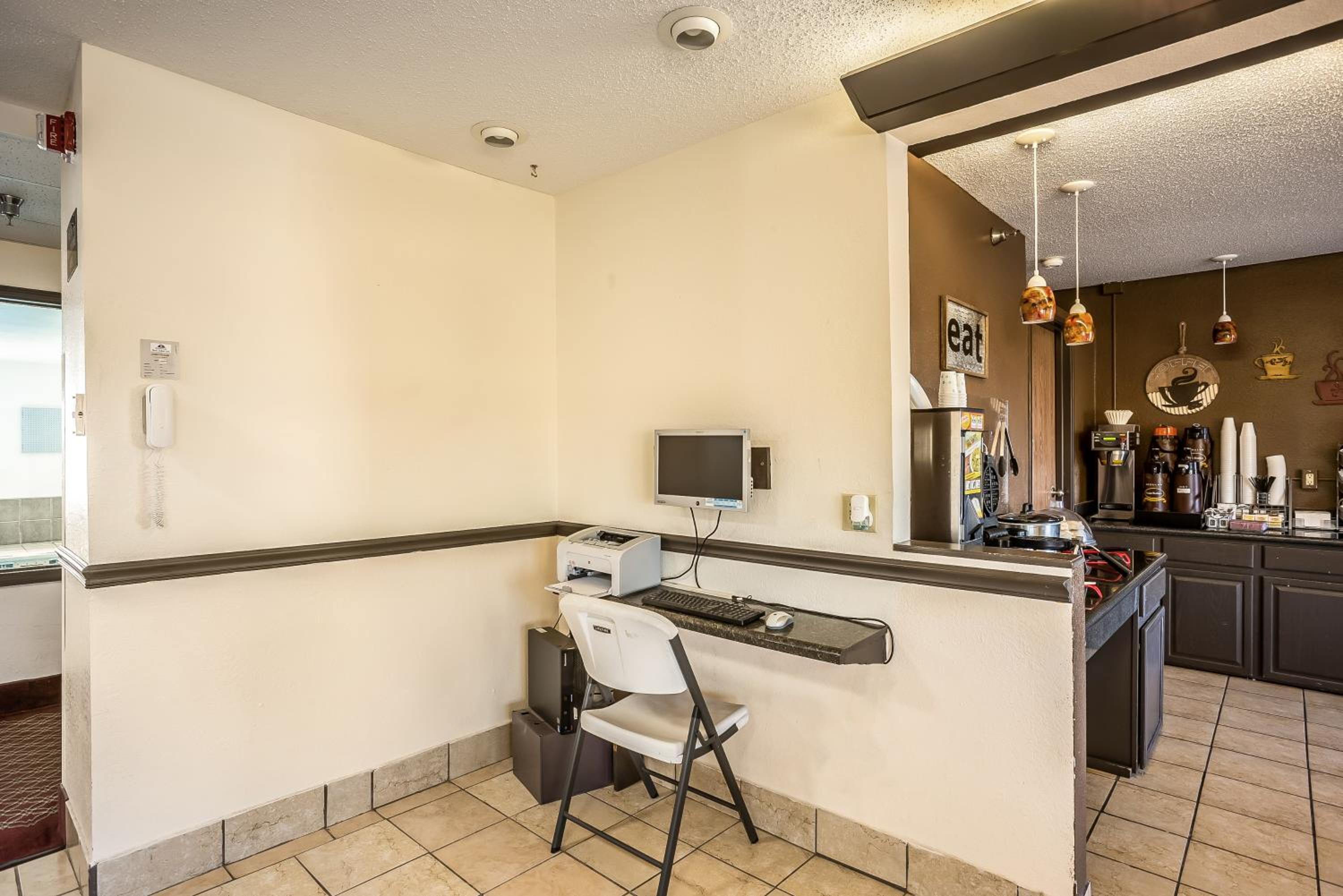Galesburg Vacations - Super 8 by Wyndham Galesburg - Property Image 20