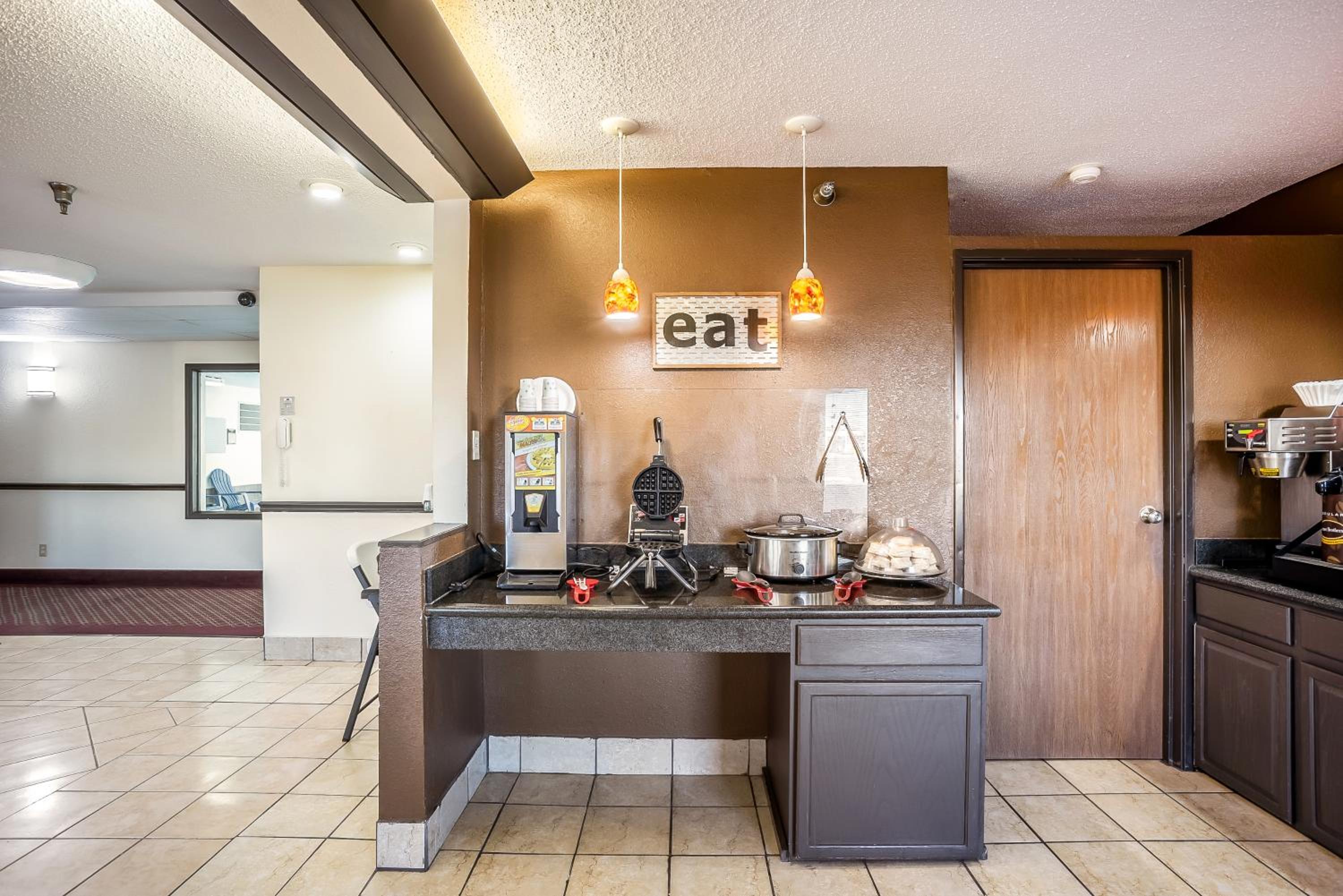 Galesburg Vacations - Super 8 by Wyndham Galesburg - Property Image 7