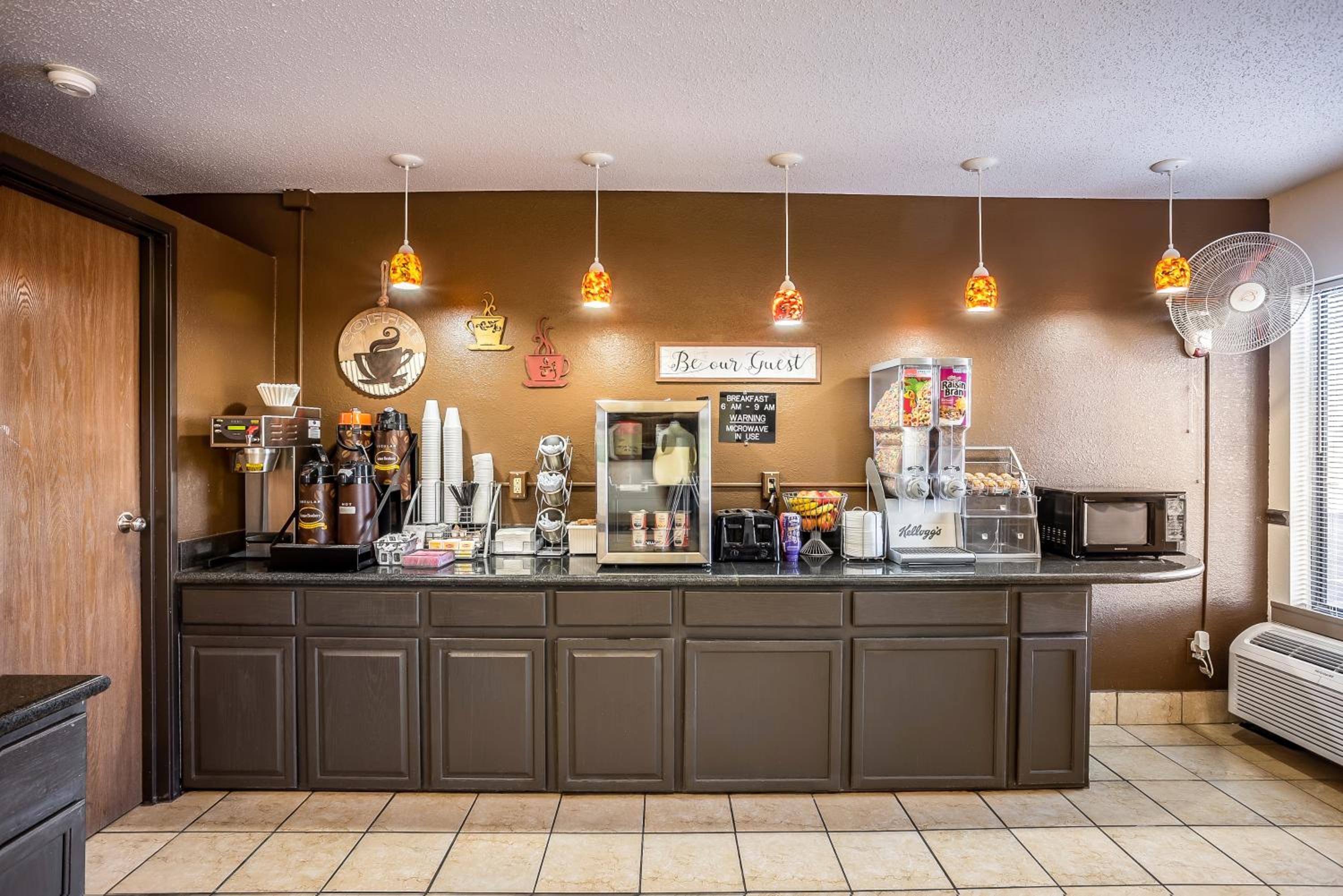 Galesburg Vacations - Super 8 by Wyndham Galesburg - Property Image 6