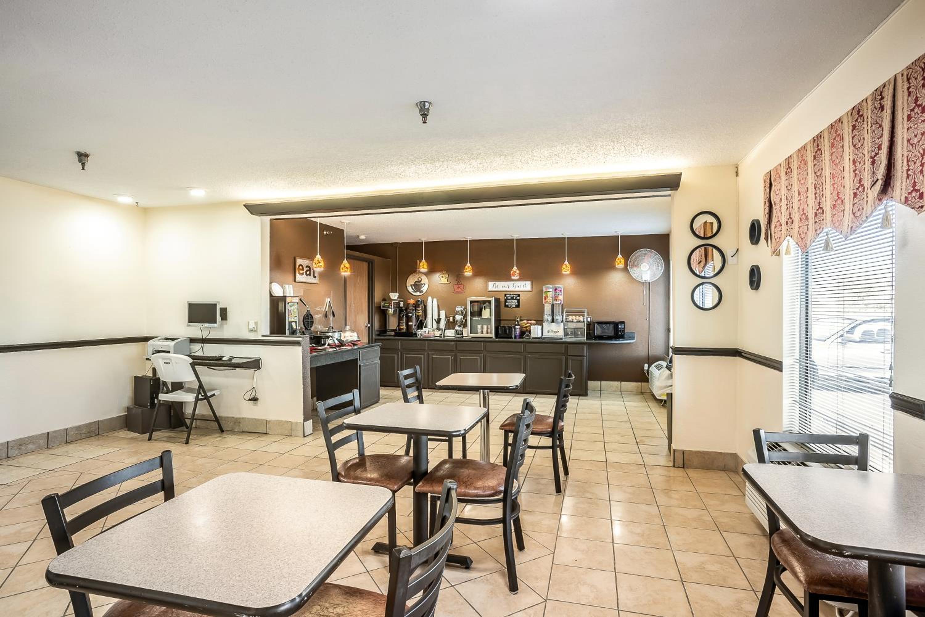 Galesburg Vacations - Super 8 by Wyndham Galesburg - Property Image 5