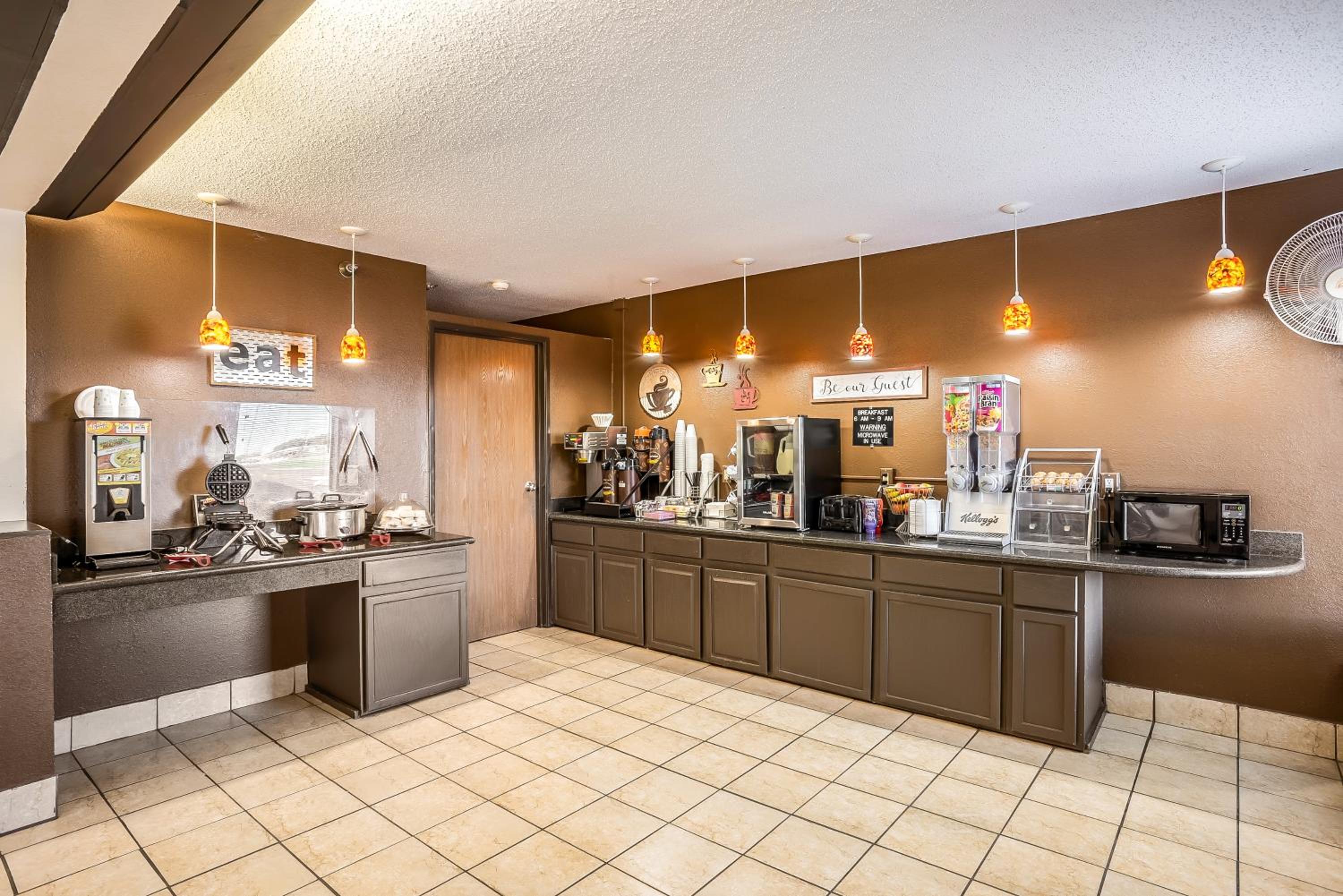 Galesburg Vacations - Super 8 by Wyndham Galesburg - Property Image 4