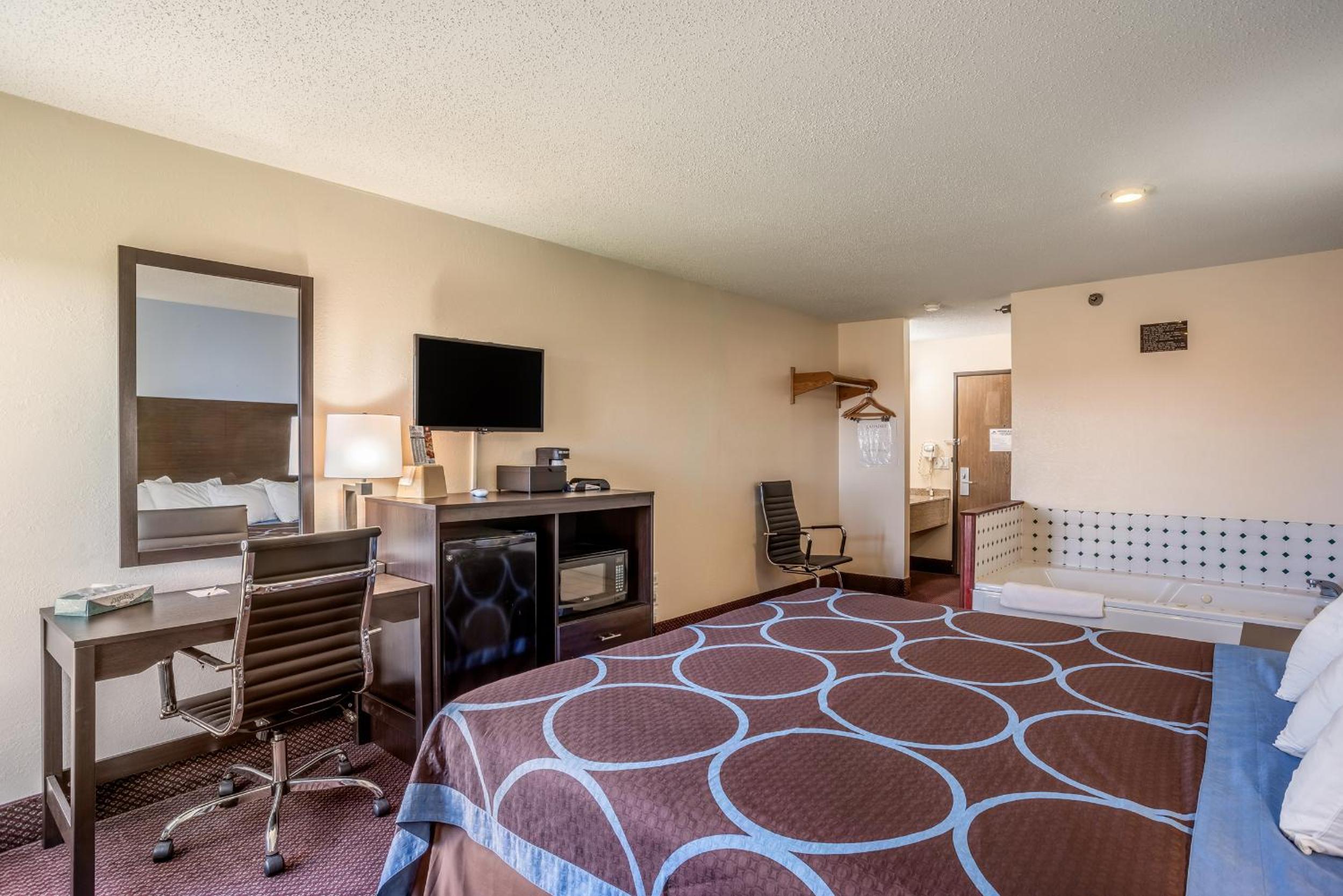 Galesburg Vacations - Super 8 by Wyndham Galesburg - Property Image 19