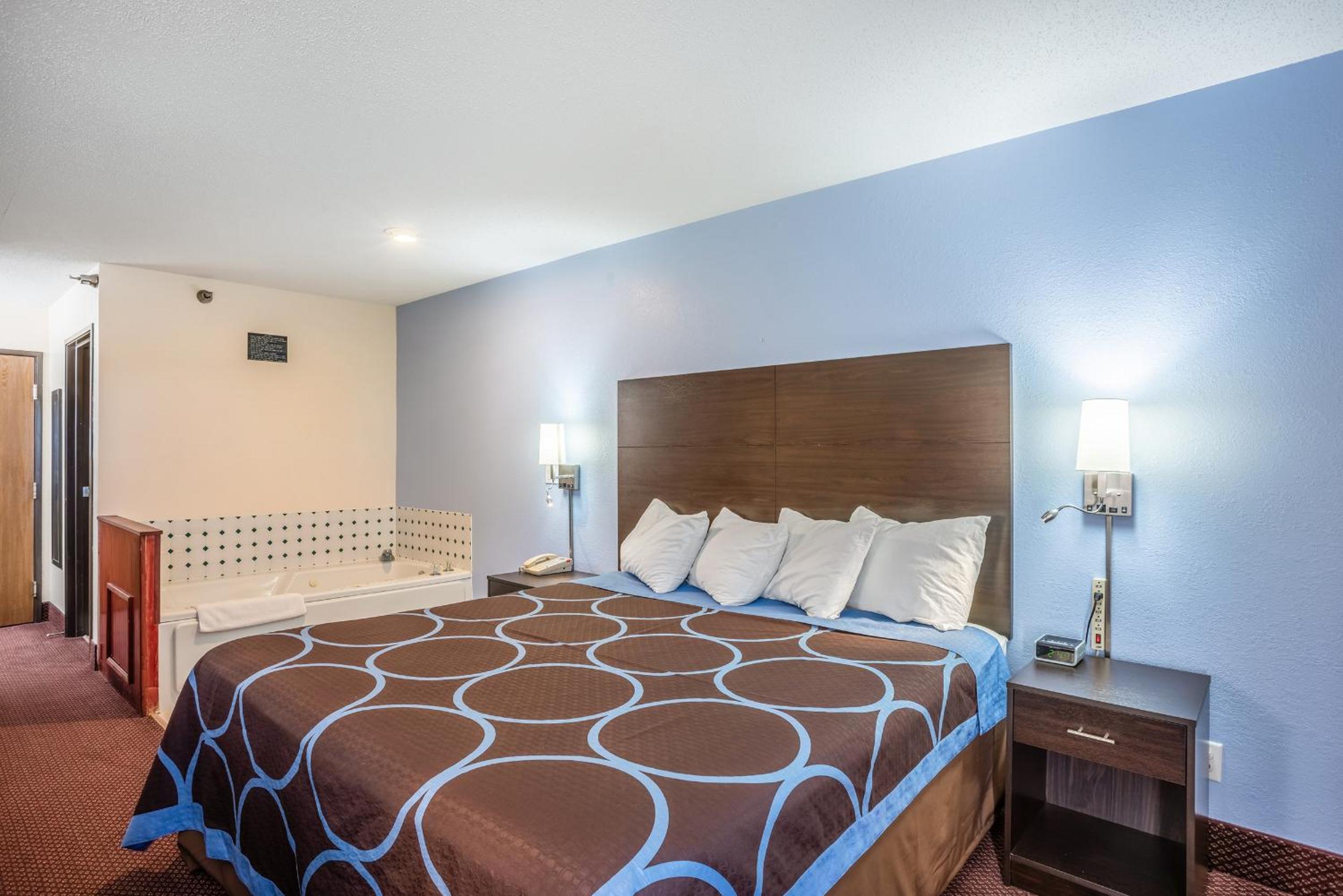 Galesburg Vacations - Super 8 by Wyndham Galesburg - Property Image 18