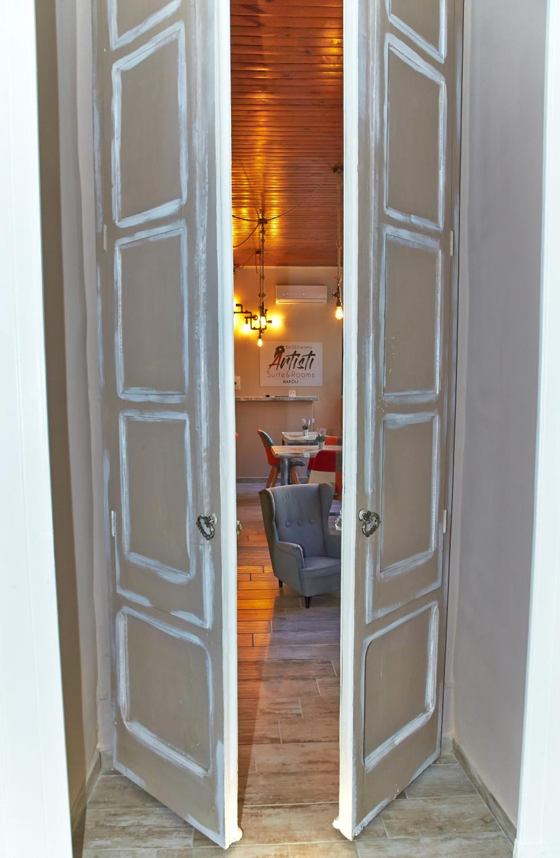 Artisti Sustinea Rooms