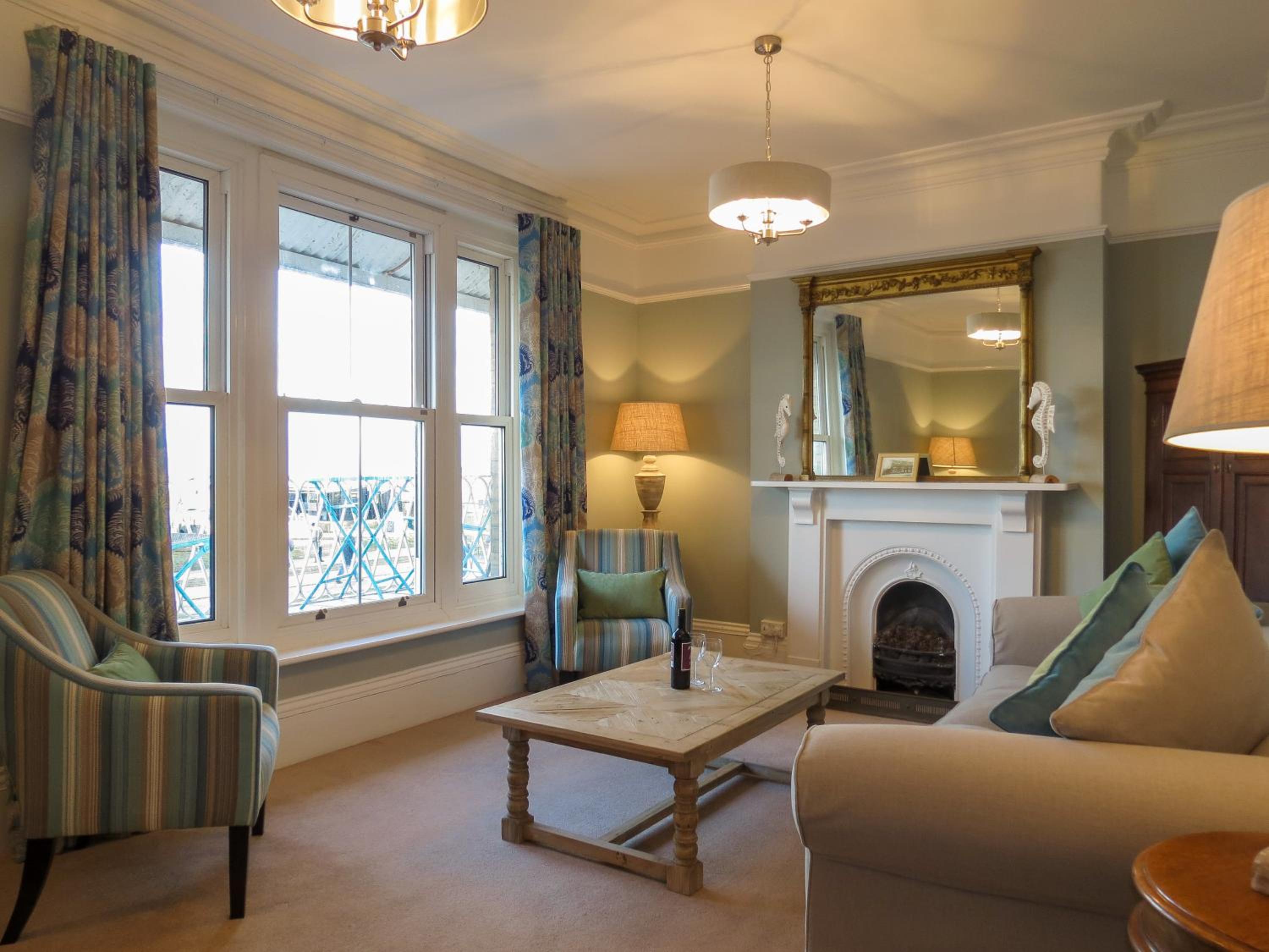 14 Market Cross Place - Beachfront location with lovely sea views - Aldeburgh Coastal Cottages view 3