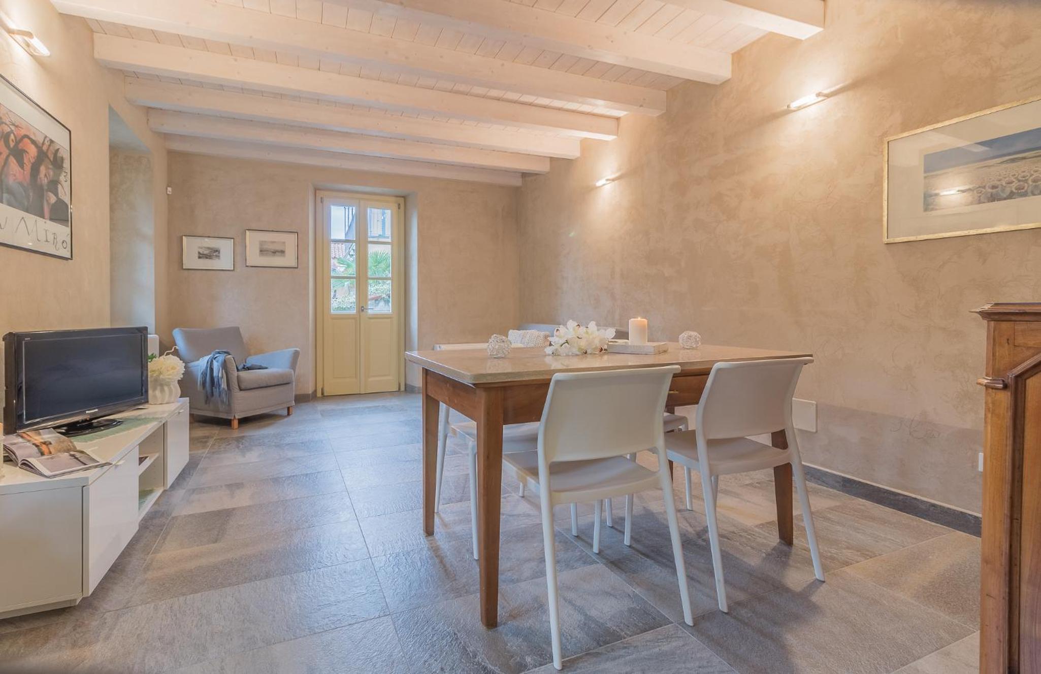 Del Duca Apartment en Varenna — dining