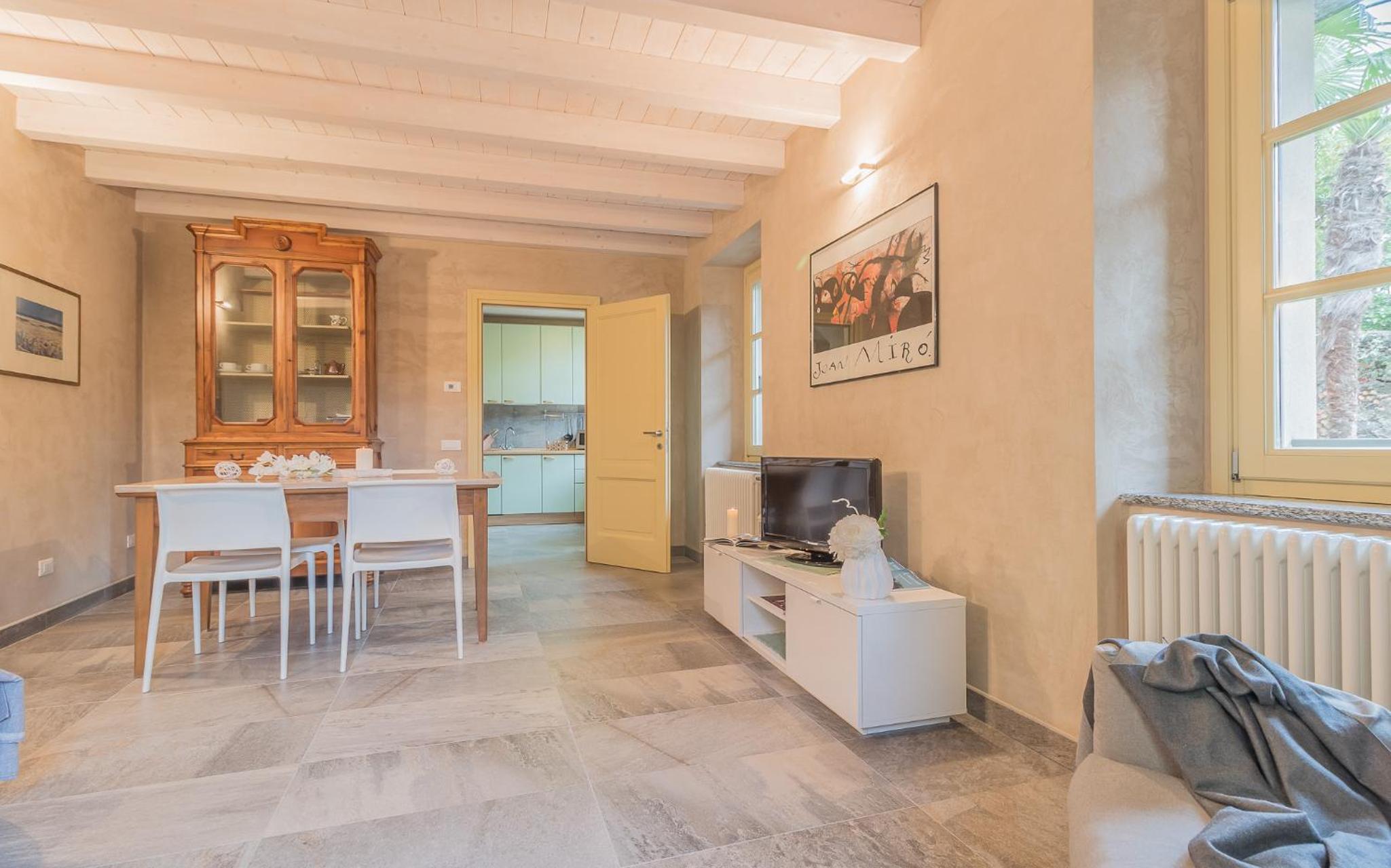 Del Duca Apartment en Varenna — dining