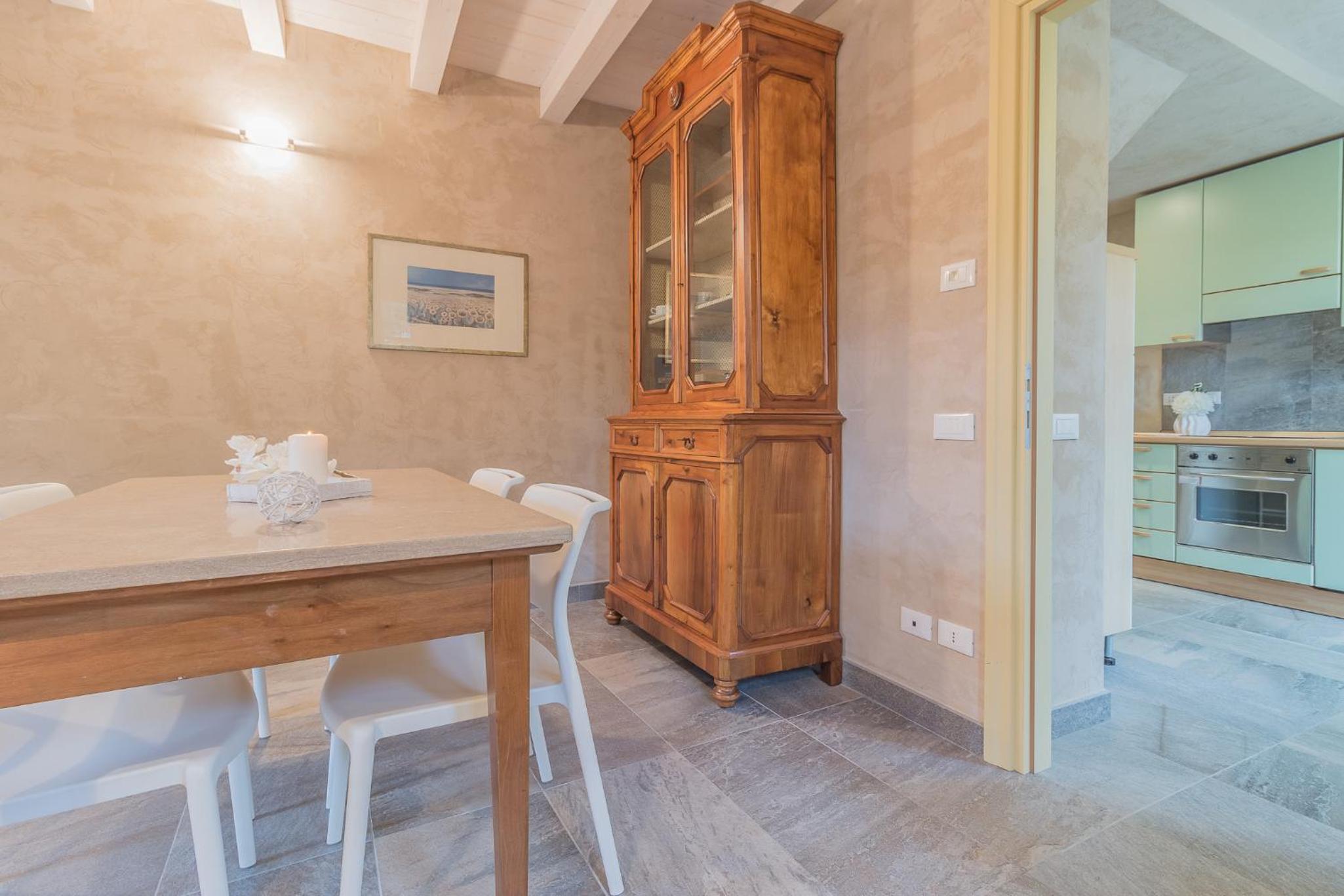 Del Duca Apartment en Varenna — dining
