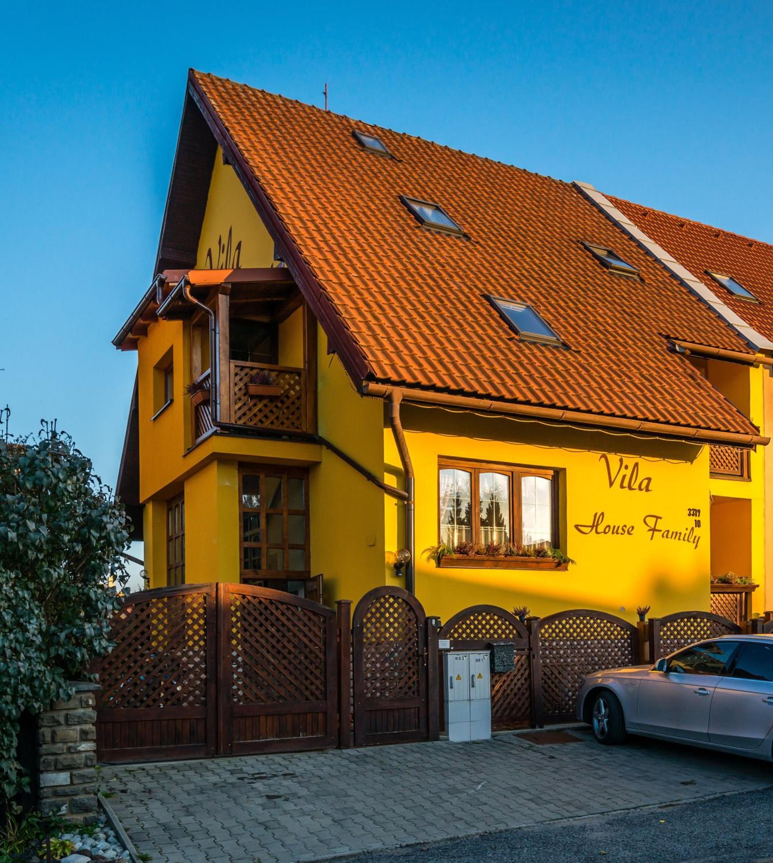 Vila House Family view 3