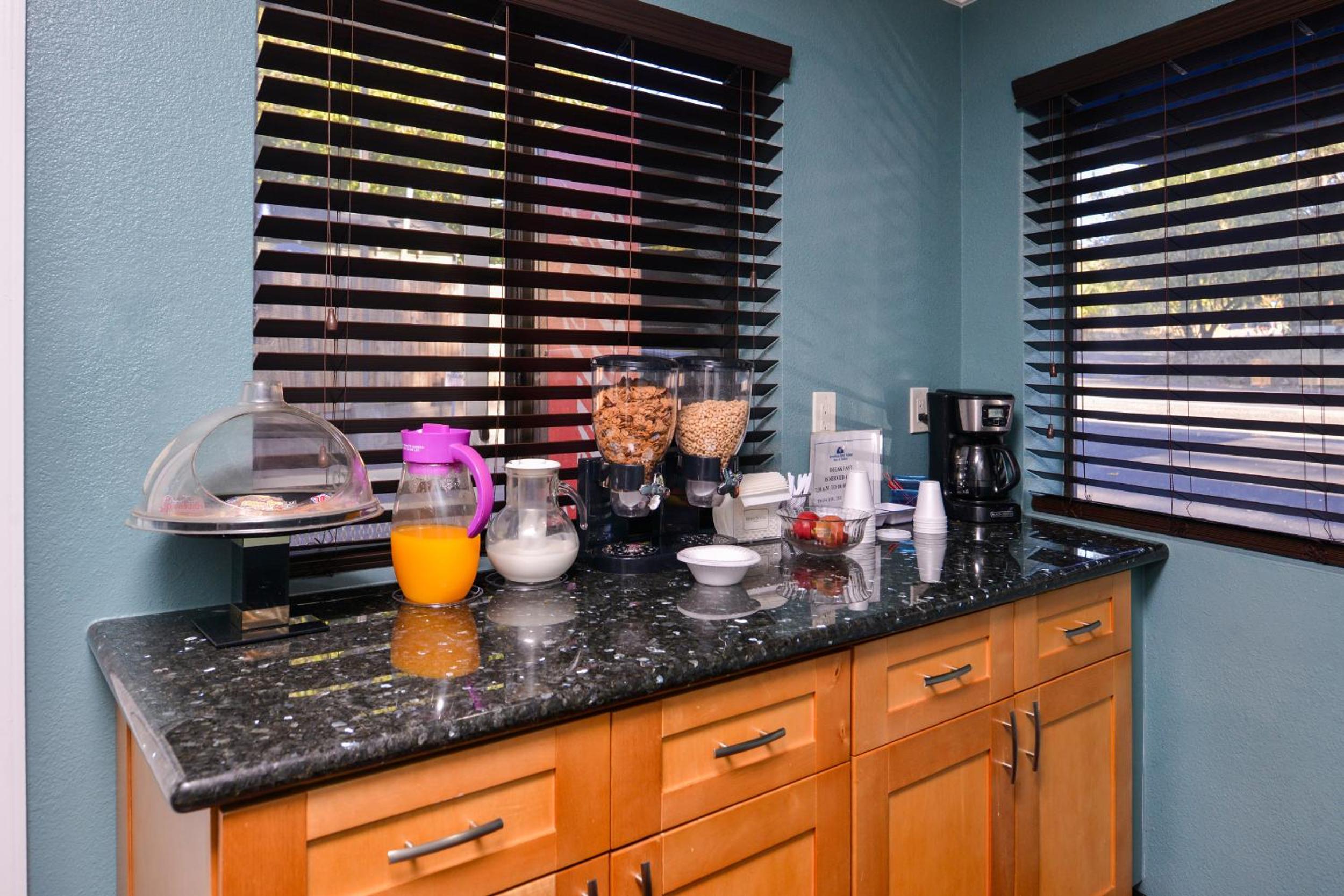 Americas Best Value Inn and Suites Clearlake view 3