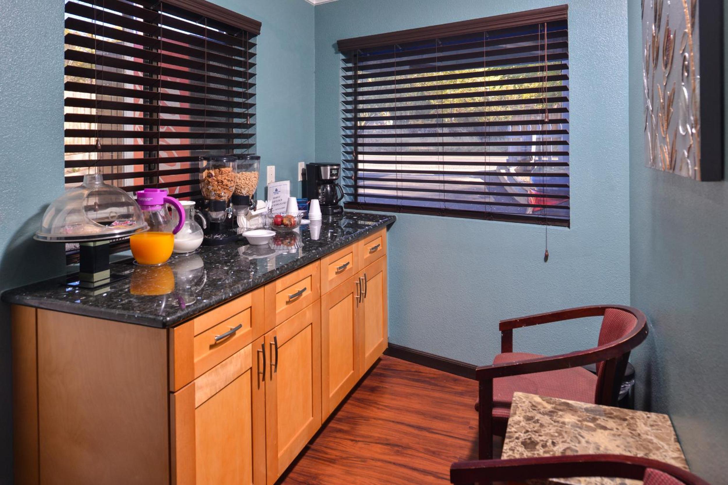 Americas Best Value Inn and Suites Clearlake view 4