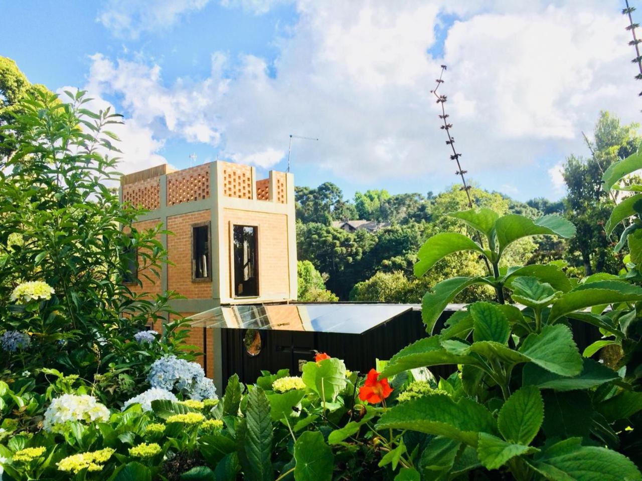 Casa Container 80 - Suítes privativas e sofisticadas integradas à natureza