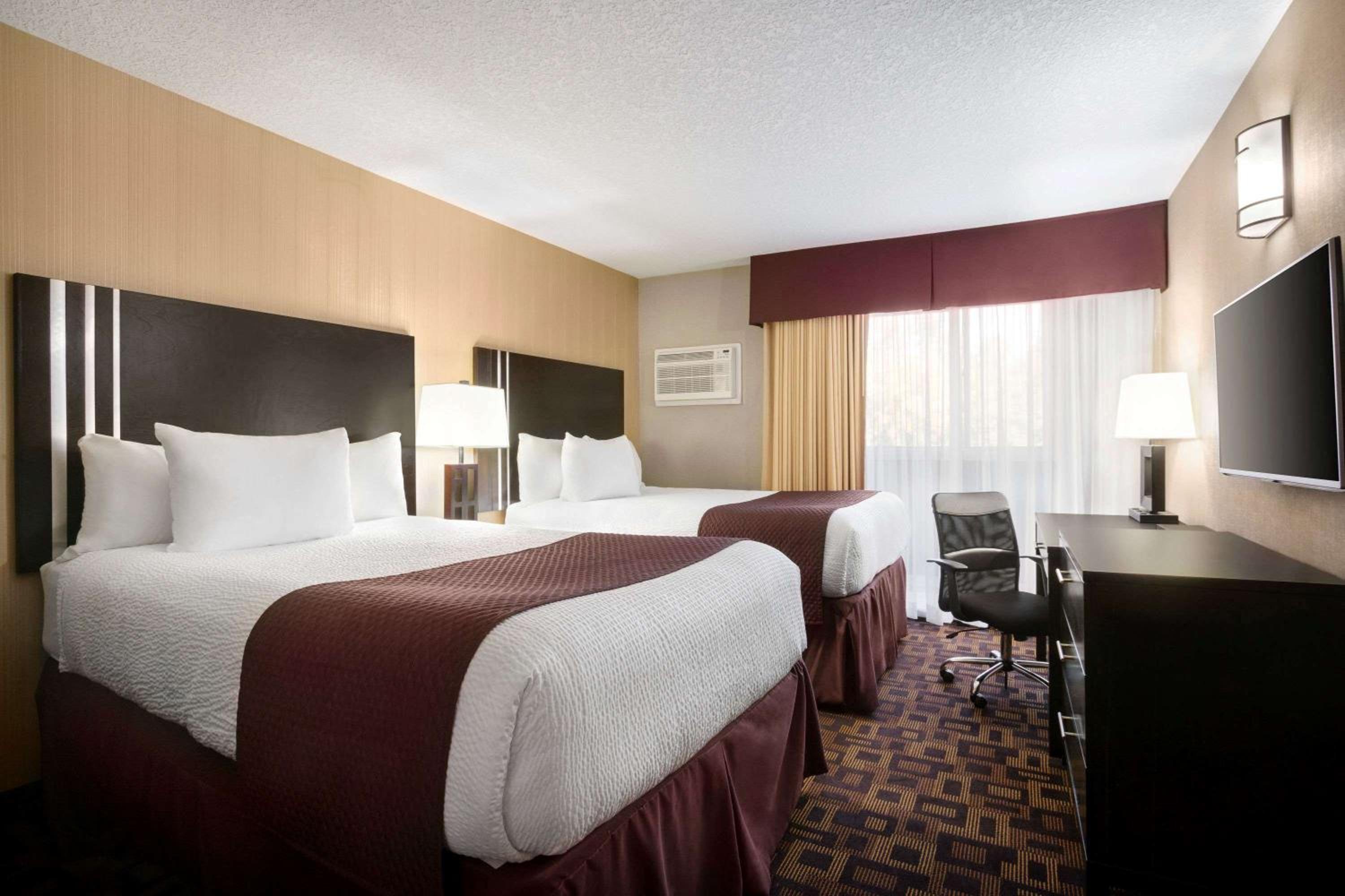 Days Inn by Wyndham Sylvan Lake
