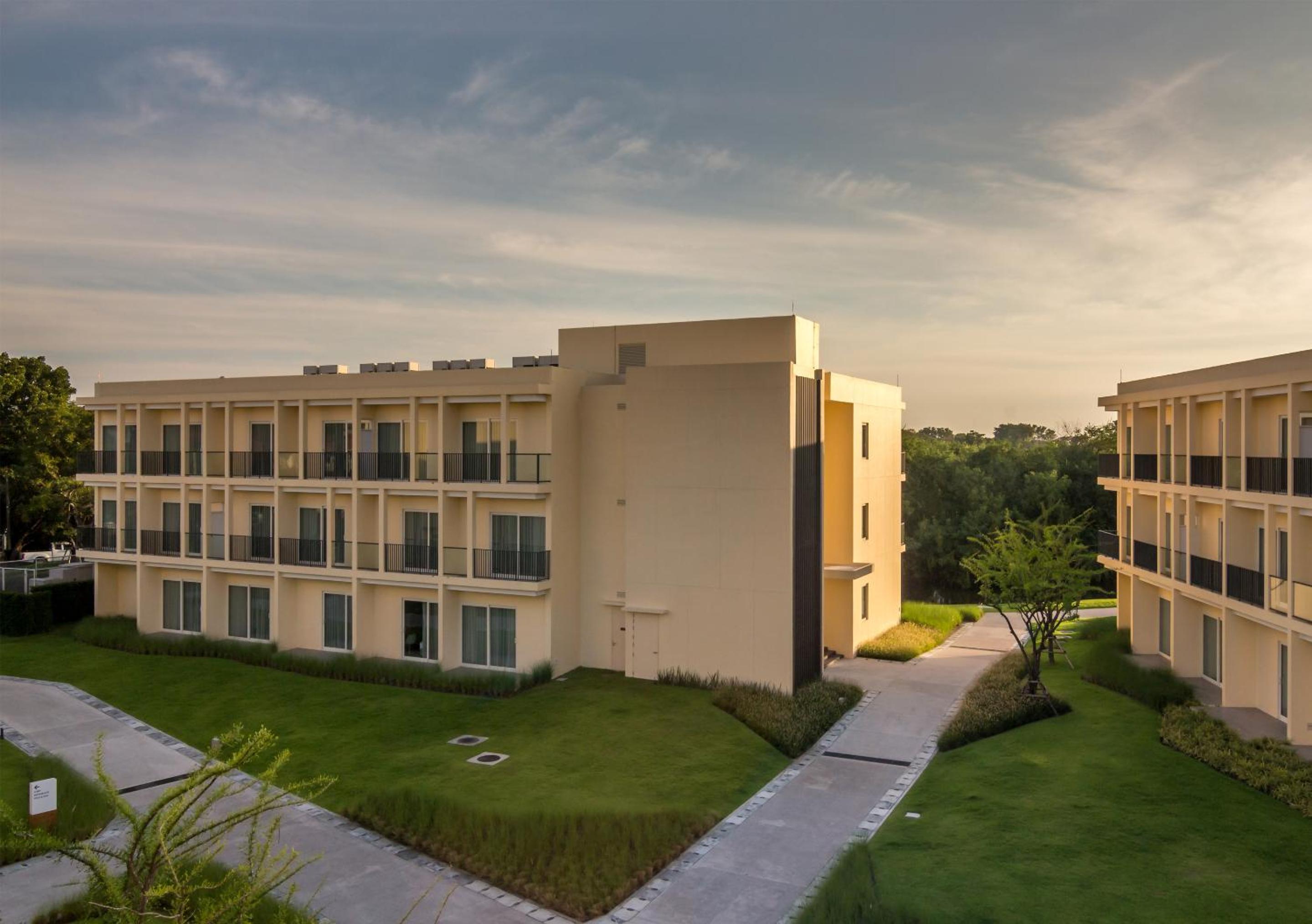 Hotel Eastin Thana City Golf Resort Bangkok - Image 1